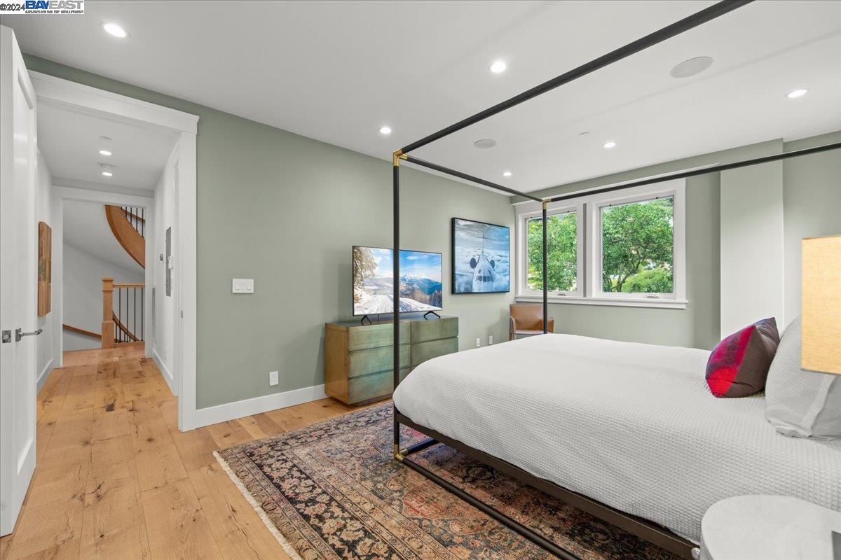 Detail Gallery Image 15 of 51 For 37 Crescent Ave, Sausalito,  CA 94965 - 3 Beds | 3/1 Baths