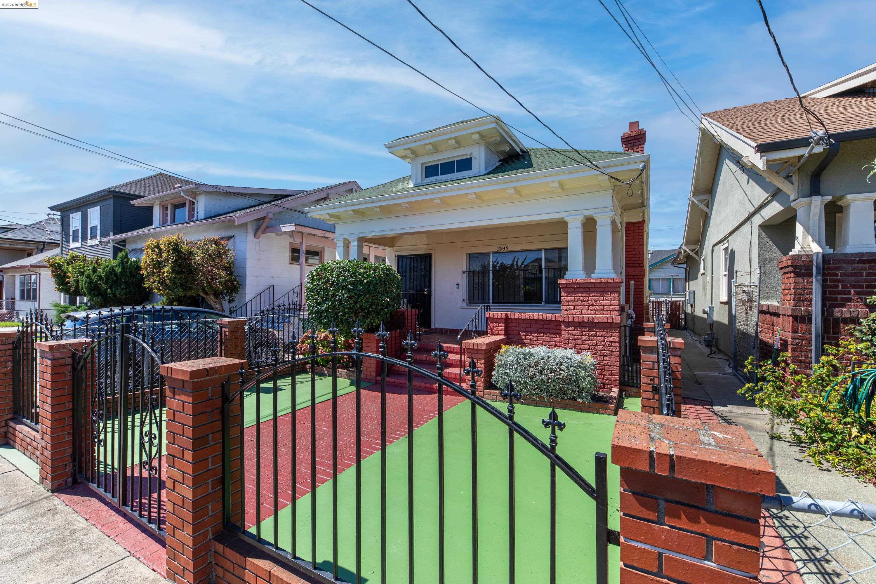 2943 Chestnut St, Oakland, California 94608, 2 Bedrooms Bedrooms, 5 Rooms Rooms,1 BathroomBathrooms,Residential,For Sale,2943 Chestnut St,41073021