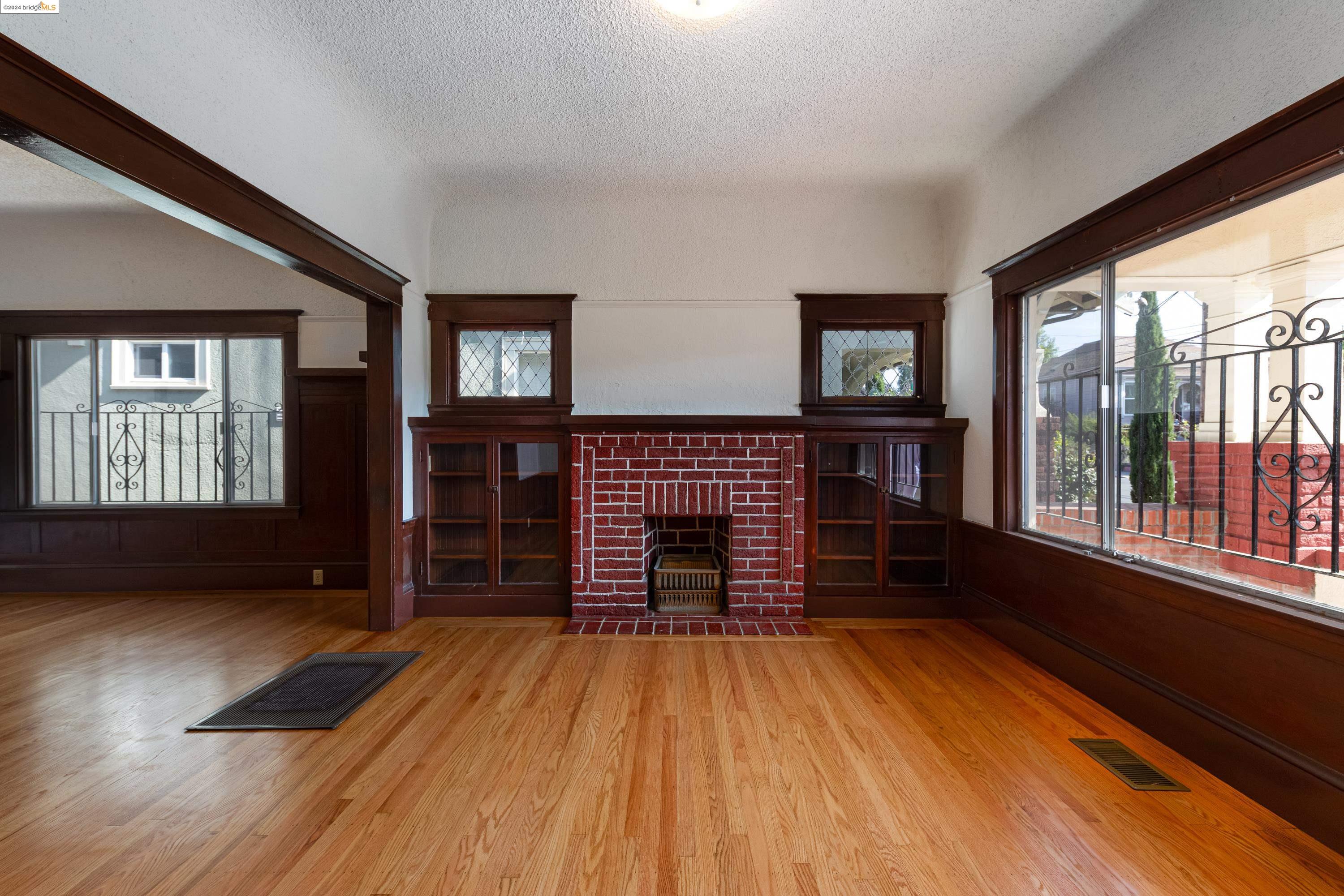 2943 Chestnut St, Oakland, California 94608, 2 Bedrooms Bedrooms, 5 Rooms Rooms,1 BathroomBathrooms,Residential,For Sale,2943 Chestnut St,41073021