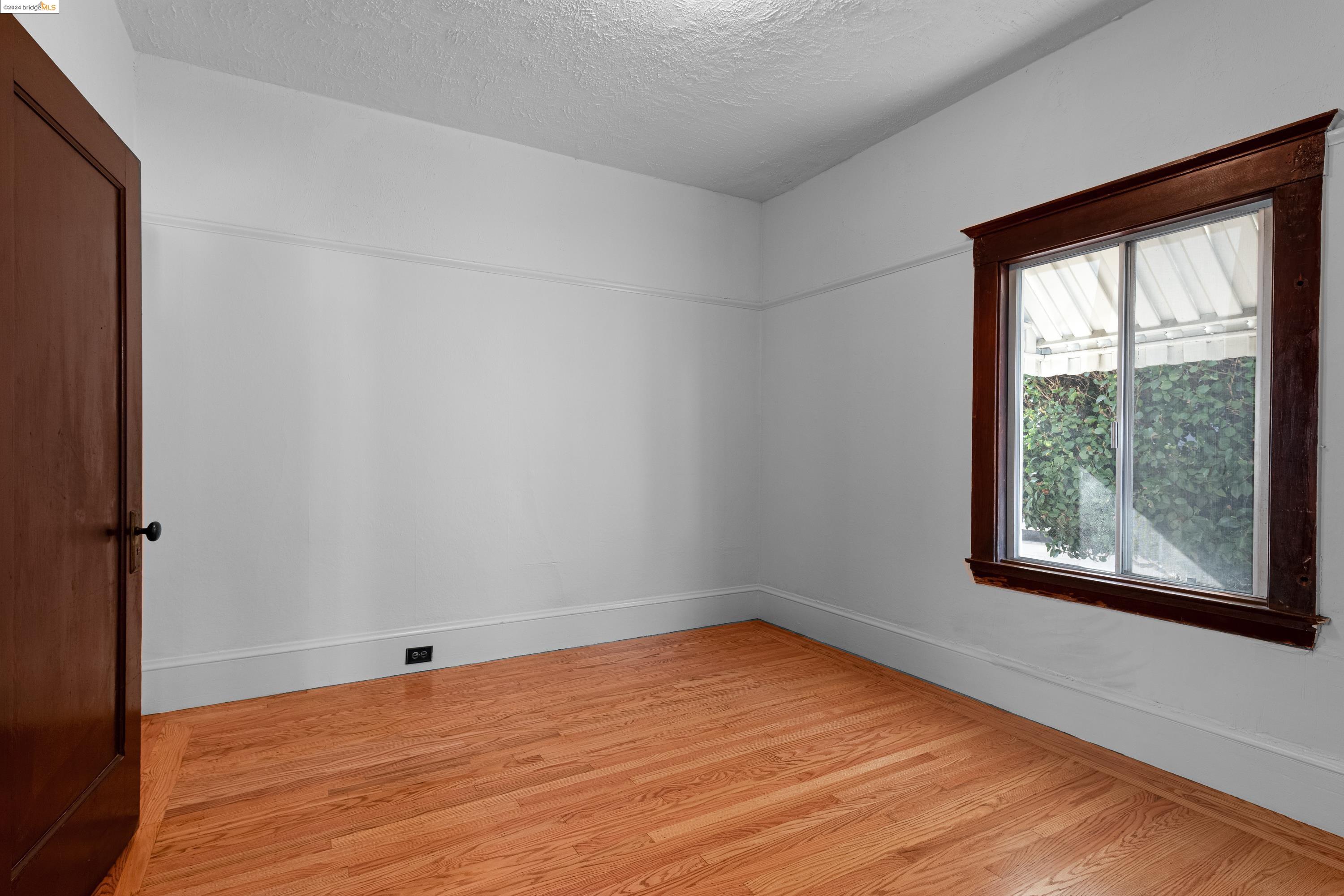 2943 Chestnut St, Oakland, California 94608, 2 Bedrooms Bedrooms, 5 Rooms Rooms,1 BathroomBathrooms,Residential,For Sale,2943 Chestnut St,41073021