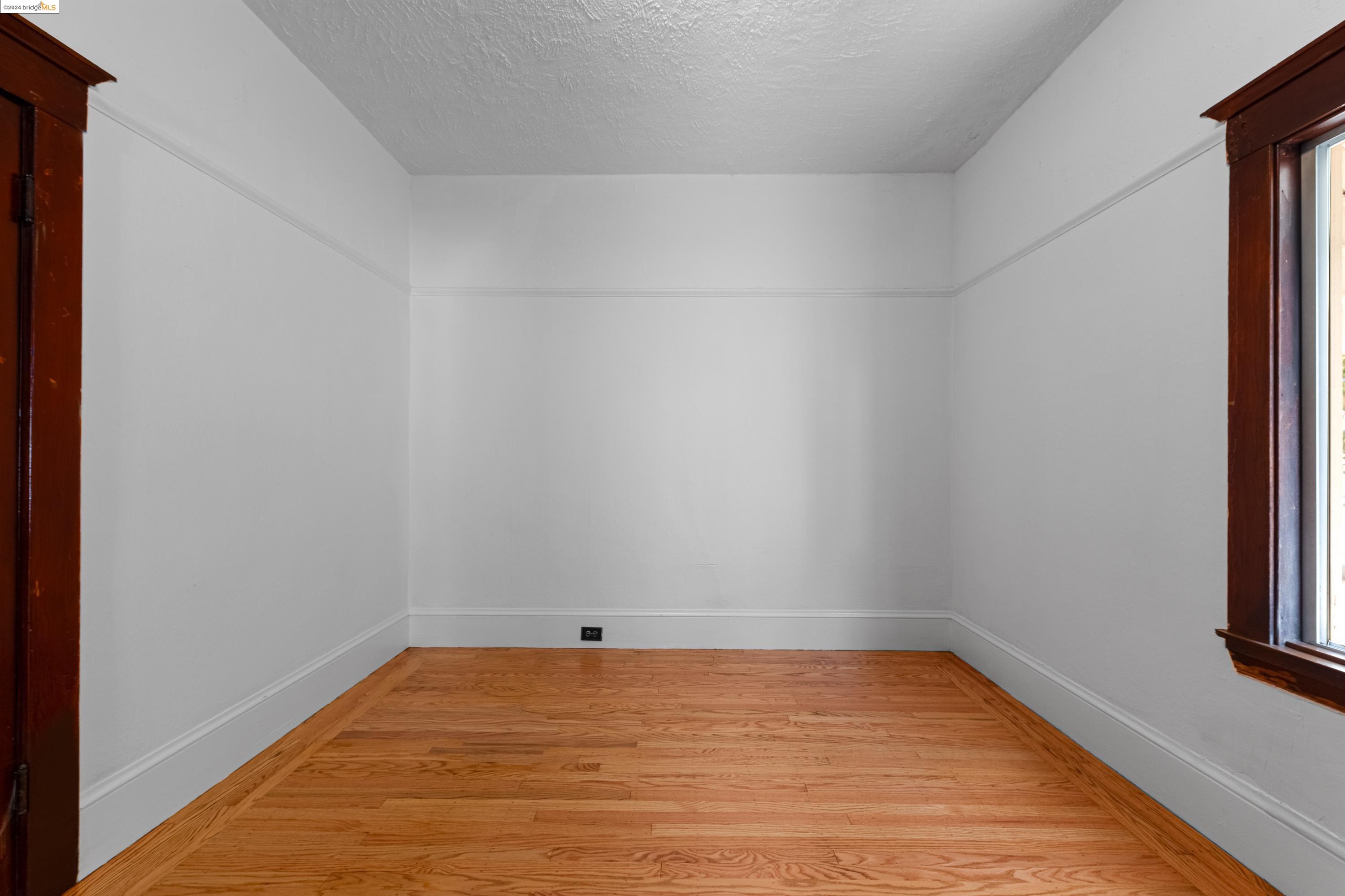 2943 Chestnut St, Oakland, California 94608, 2 Bedrooms Bedrooms, 5 Rooms Rooms,1 BathroomBathrooms,Residential,For Sale,2943 Chestnut St,41073021