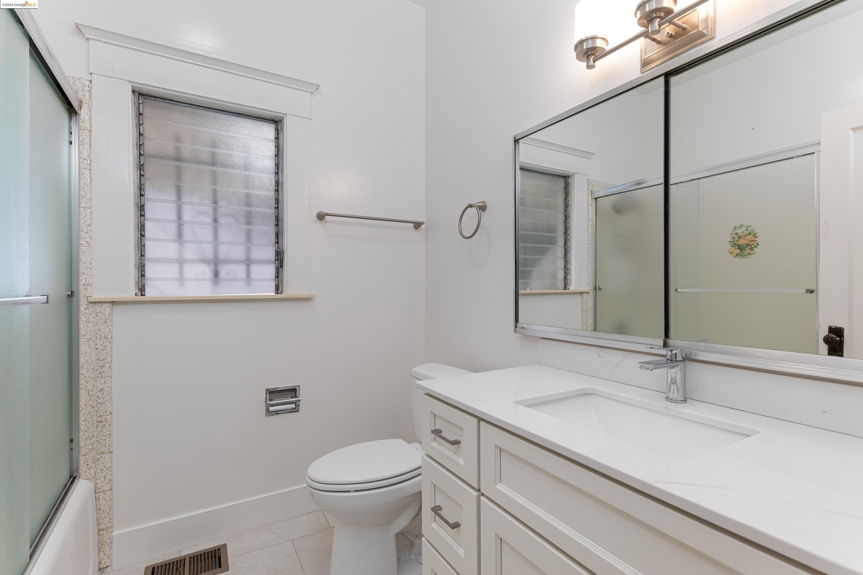 2943 Chestnut St, Oakland, California 94608, 2 Bedrooms Bedrooms, 5 Rooms Rooms,1 BathroomBathrooms,Residential,For Sale,2943 Chestnut St,41073021