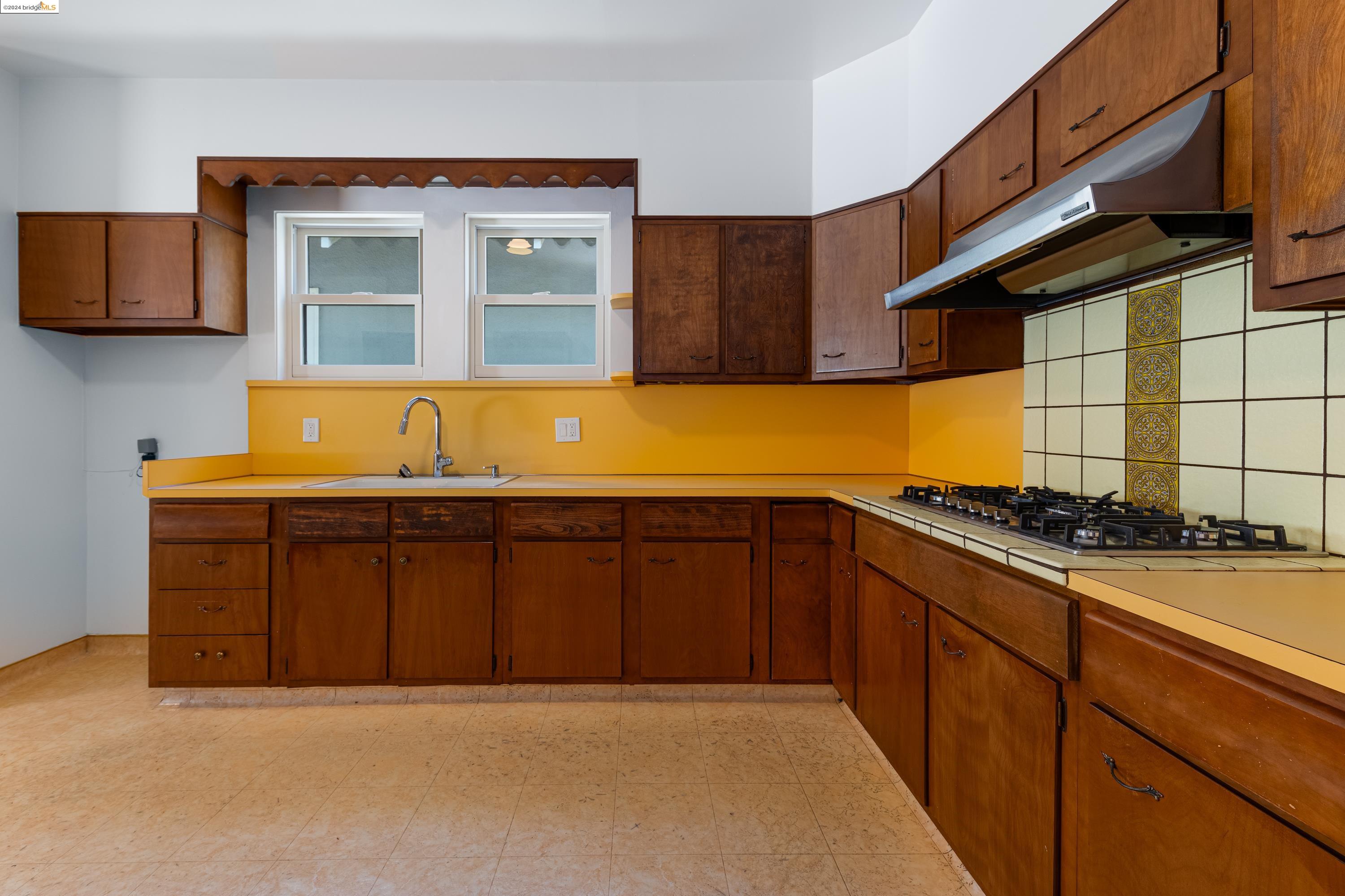 2943 Chestnut St, Oakland, California 94608, 2 Bedrooms Bedrooms, 5 Rooms Rooms,1 BathroomBathrooms,Residential,For Sale,2943 Chestnut St,41073021