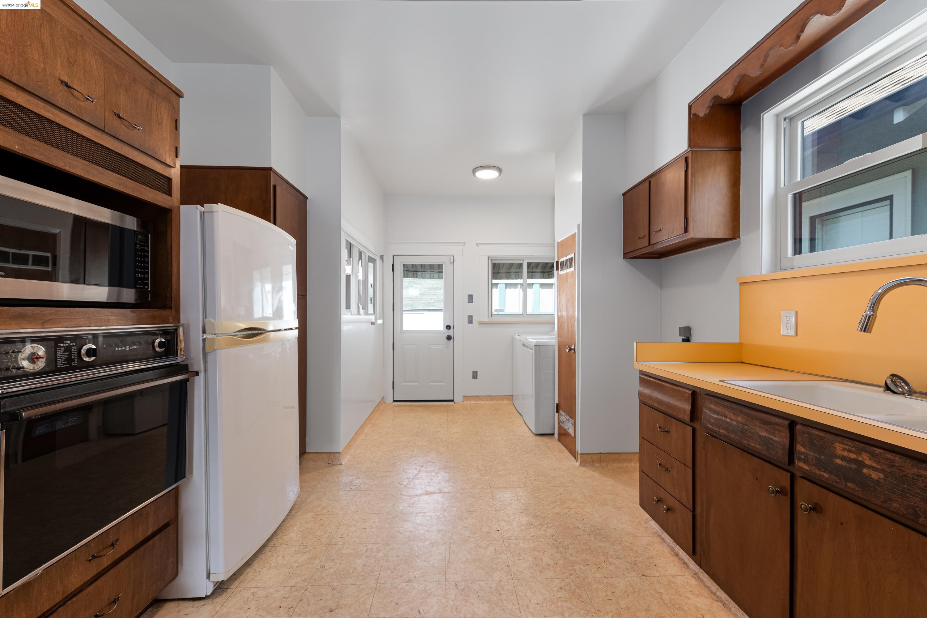 2943 Chestnut St, Oakland, California 94608, 2 Bedrooms Bedrooms, 5 Rooms Rooms,1 BathroomBathrooms,Residential,For Sale,2943 Chestnut St,41073021
