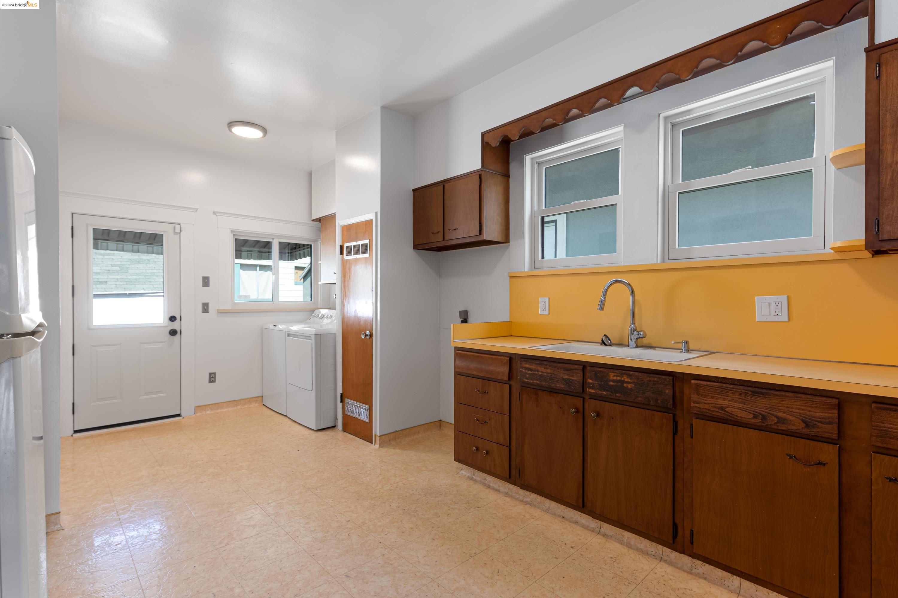 2943 Chestnut St, Oakland, California 94608, 2 Bedrooms Bedrooms, 5 Rooms Rooms,1 BathroomBathrooms,Residential,For Sale,2943 Chestnut St,41073021
