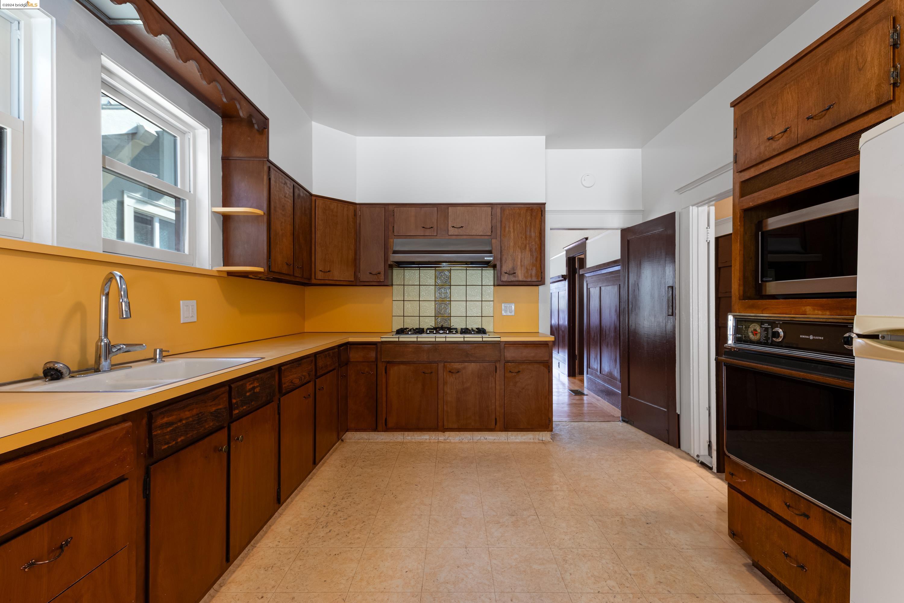 2943 Chestnut St, Oakland, California 94608, 2 Bedrooms Bedrooms, 5 Rooms Rooms,1 BathroomBathrooms,Residential,For Sale,2943 Chestnut St,41073021