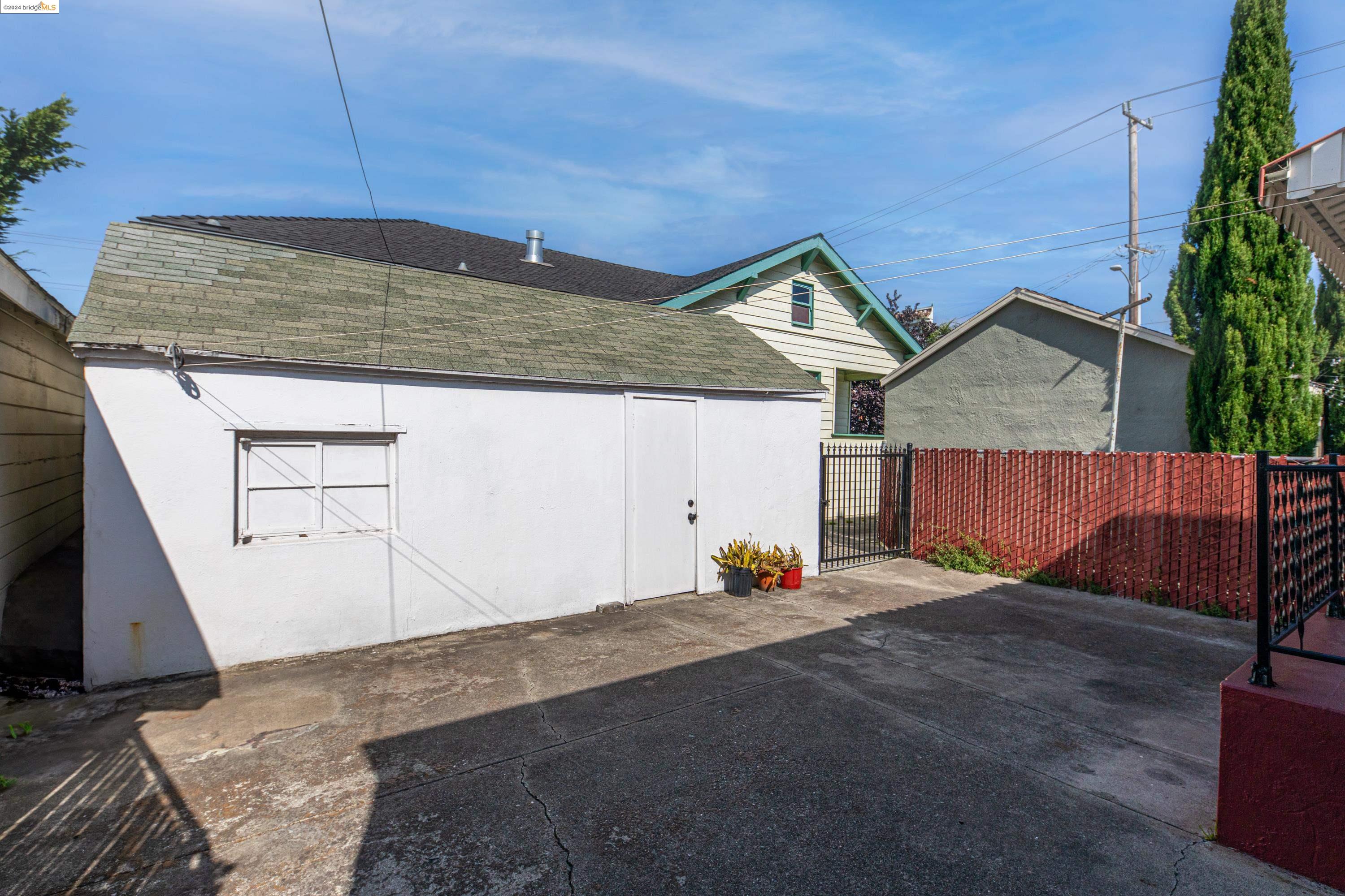 2943 Chestnut St, Oakland, California 94608, 2 Bedrooms Bedrooms, 5 Rooms Rooms,1 BathroomBathrooms,Residential,For Sale,2943 Chestnut St,41073021