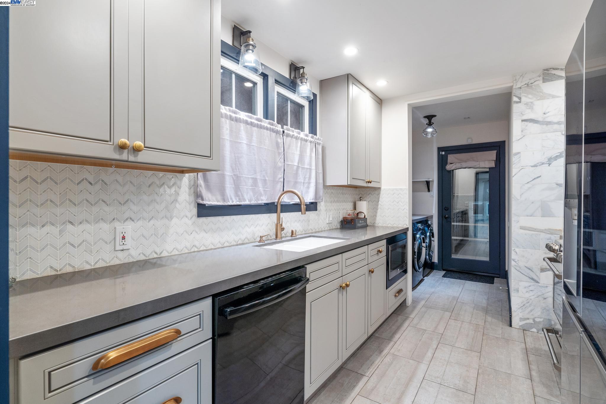 2750 106Th Ave, Oakland, California 94605, 2 Bedrooms Bedrooms, 5 Rooms Rooms,1 BathroomBathrooms,Residential,For Sale,2750 106Th Ave,41073050