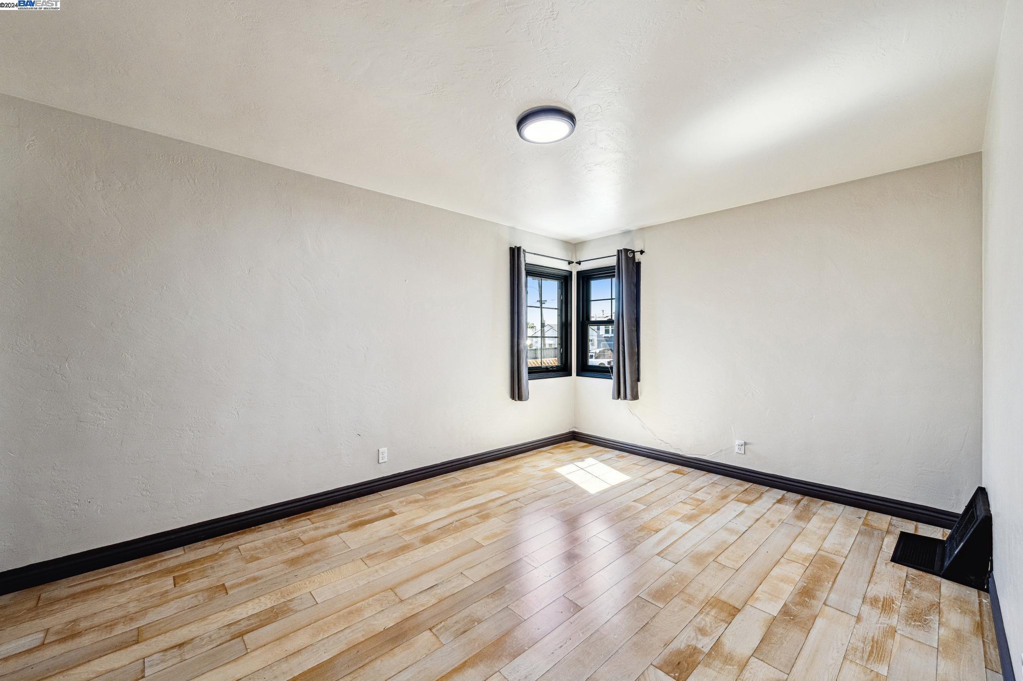 2750 106Th Ave, Oakland, California 94605, 2 Bedrooms Bedrooms, 5 Rooms Rooms,1 BathroomBathrooms,Residential,For Sale,2750 106Th Ave,41073050