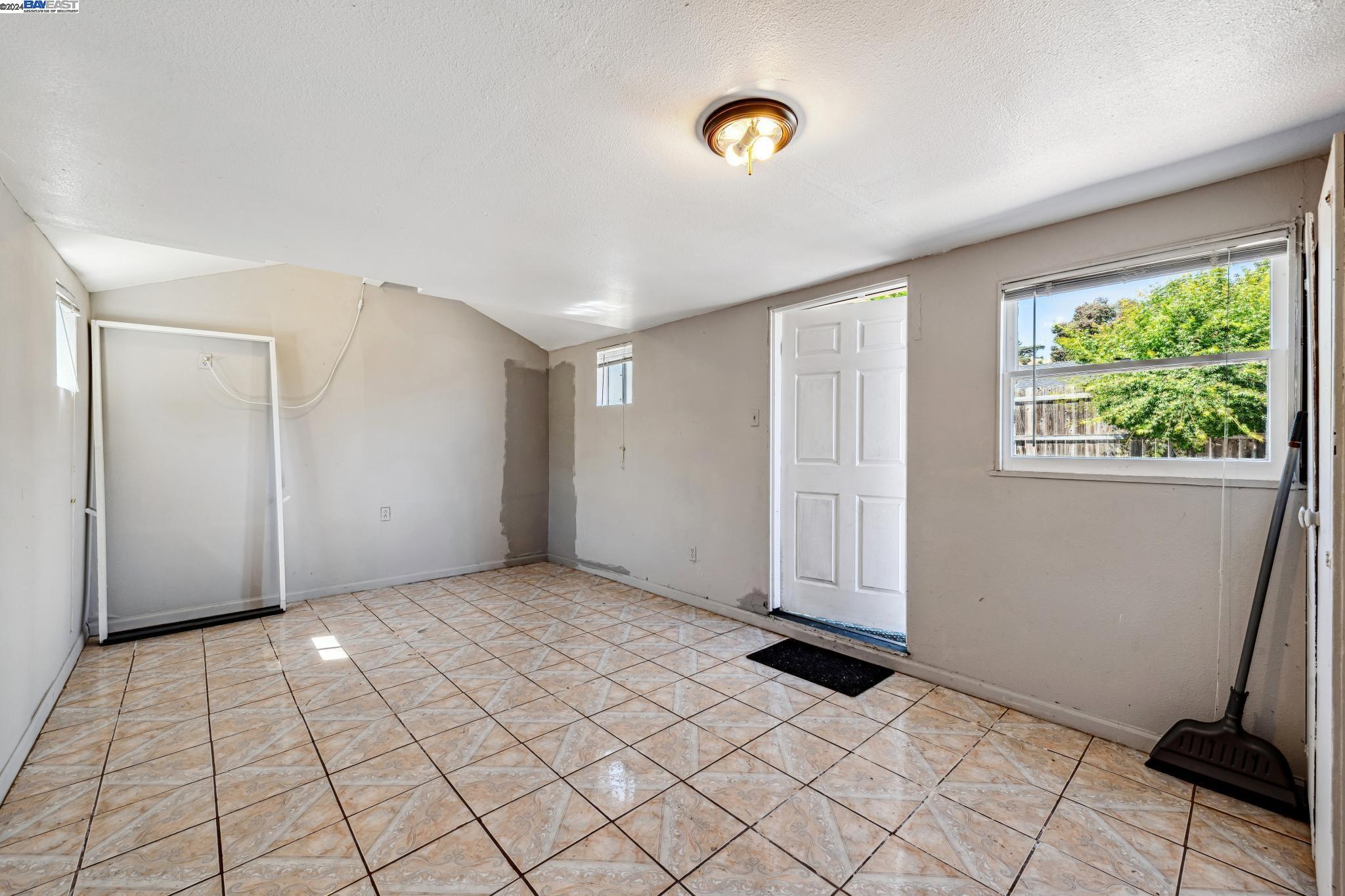 2750 106Th Ave, Oakland, California 94605, 2 Bedrooms Bedrooms, 5 Rooms Rooms,1 BathroomBathrooms,Residential,For Sale,2750 106Th Ave,41073050