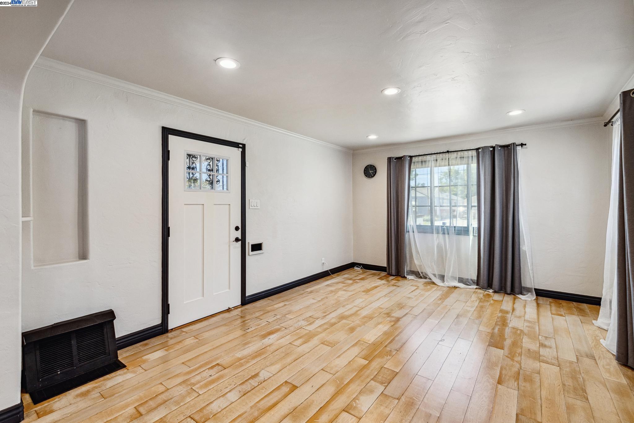 2750 106Th Ave, Oakland, California 94605, 2 Bedrooms Bedrooms, 5 Rooms Rooms,1 BathroomBathrooms,Residential,For Sale,2750 106Th Ave,41073050