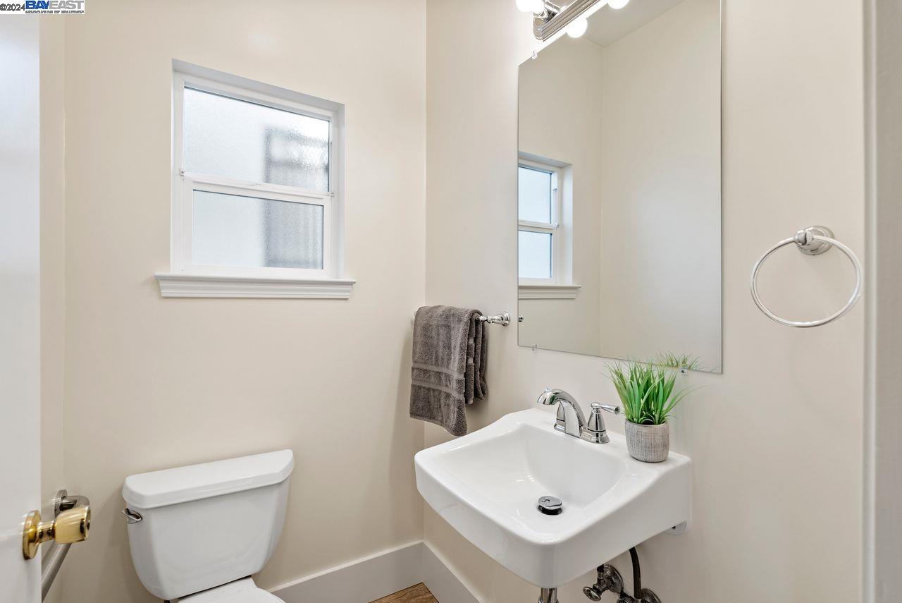 Detail Gallery Image 12 of 47 For 1206 E 23rd Street, Oakland,  CA 94606 - 4 Beds | 3/1 Baths