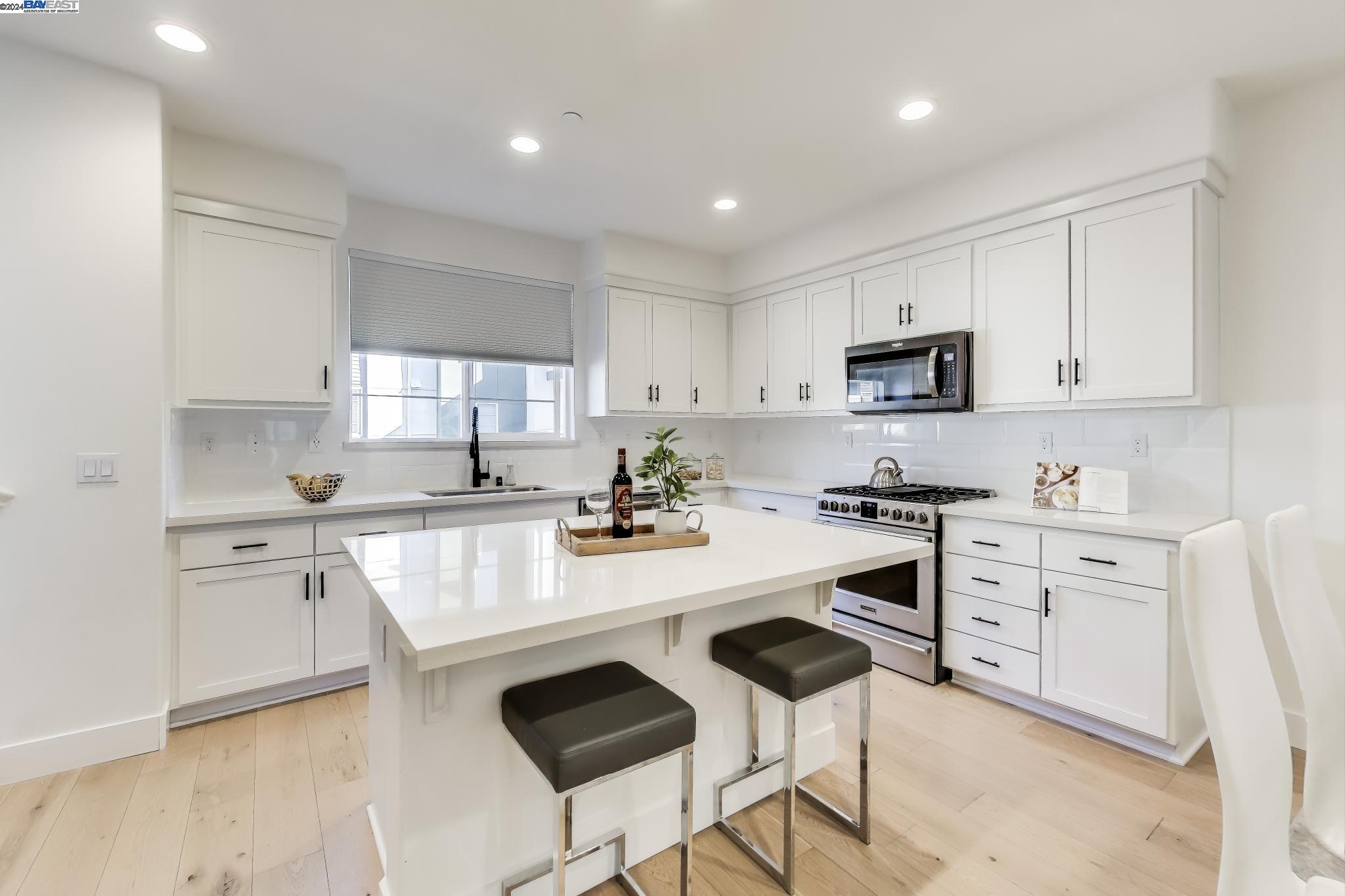 Detail Gallery Image 1 of 1 For 239 Dash Ct, Hayward,  CA 94544 - 2 Beds | 2/1 Baths