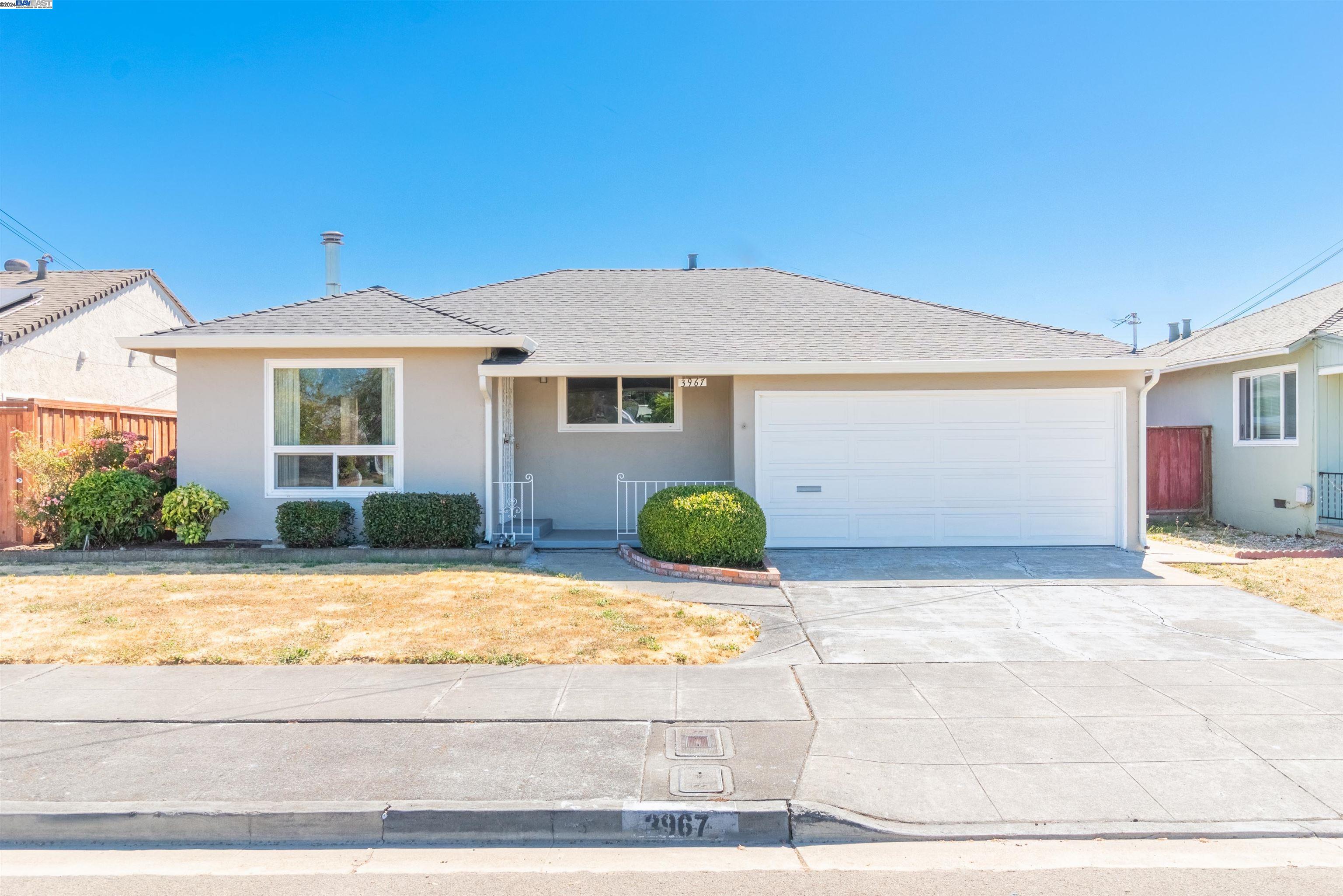 Detail Gallery Image 1 of 1 For 3967 Monterey Blvd, San Leandro,  CA 94578 - 3 Beds | 1 Baths