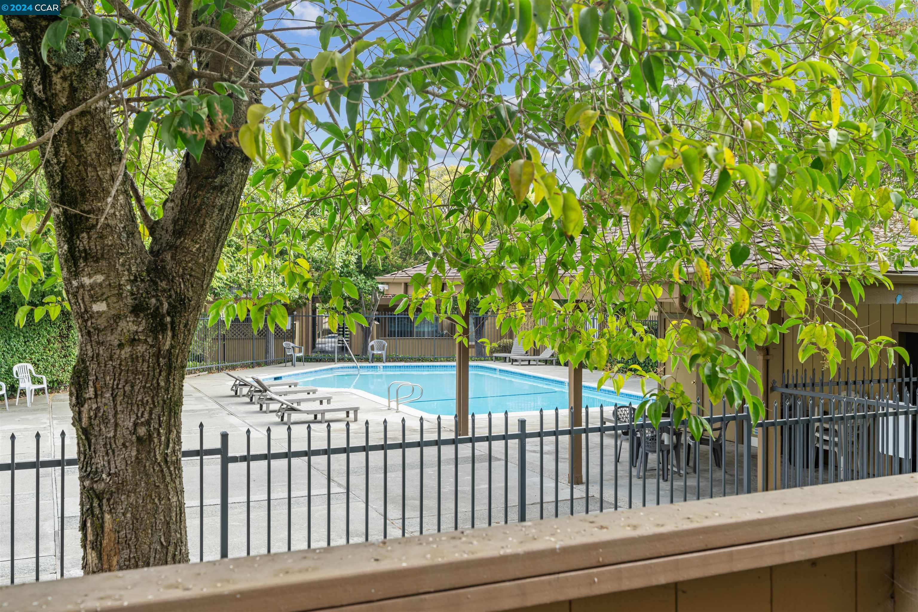 Detail Gallery Image 4 of 21 For 5319 Ridgeview Cir #3,  El Sobrante,  CA 94803 - 1 Beds | 1 Baths