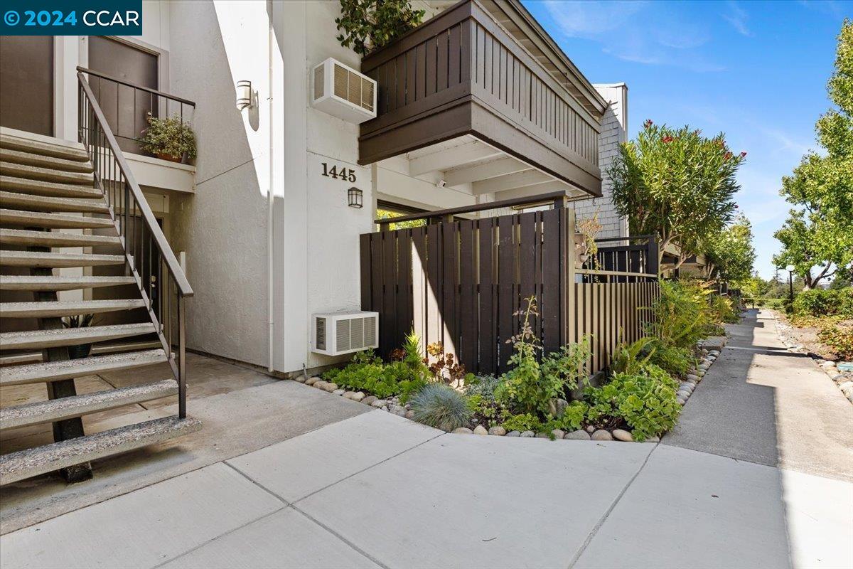 More Details about MLS # 41073401 : 1445 MARCHBANKS DR # 2