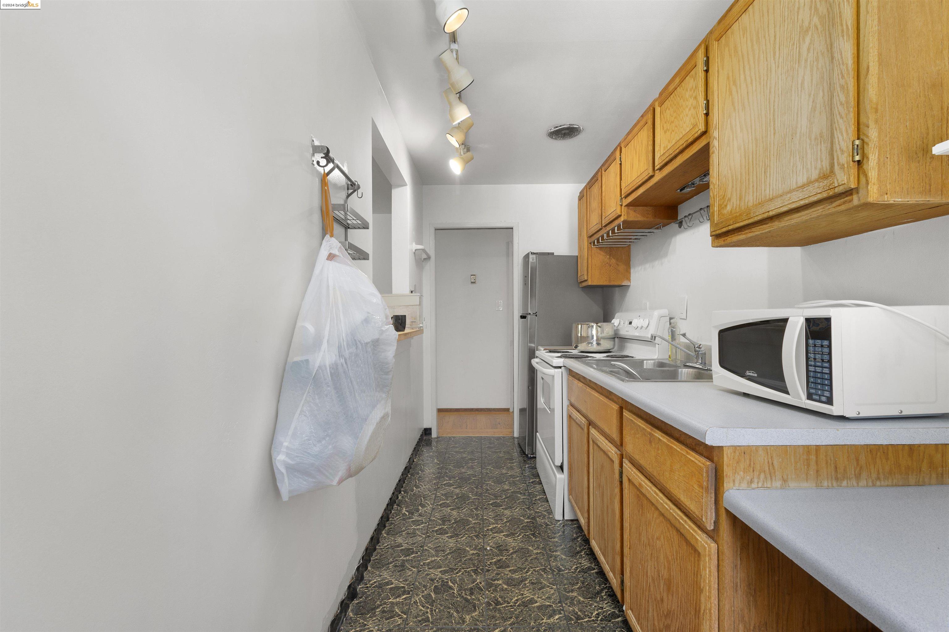 Detail Gallery Image 15 of 34 For 2005 Berkeley Way, Berkeley,  CA 94704 - – Beds | – Baths