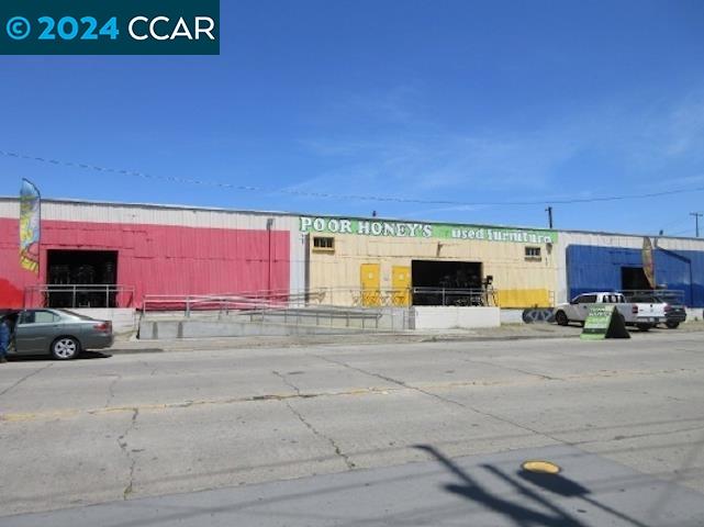 Detail Gallery Image 1 of 16 For 4250 E 10th St, Oakland,  CA 94608 - – Beds | – Baths