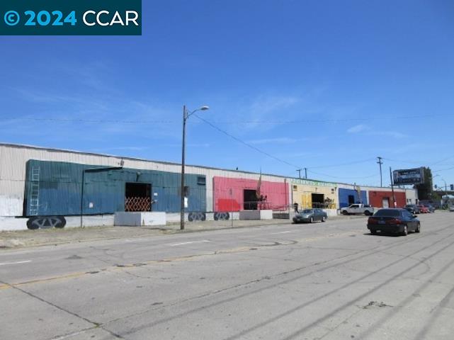 Detail Gallery Image 3 of 16 For 4250 E 10th St, Oakland,  CA 94608 - – Beds | – Baths