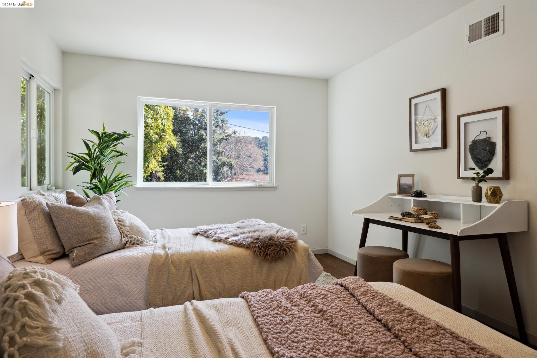 Detail Gallery Image 34 of 48 For 3997 Oak Hill Rd, Oakland,  CA 94605 - 4 Beds | 2/1 Baths