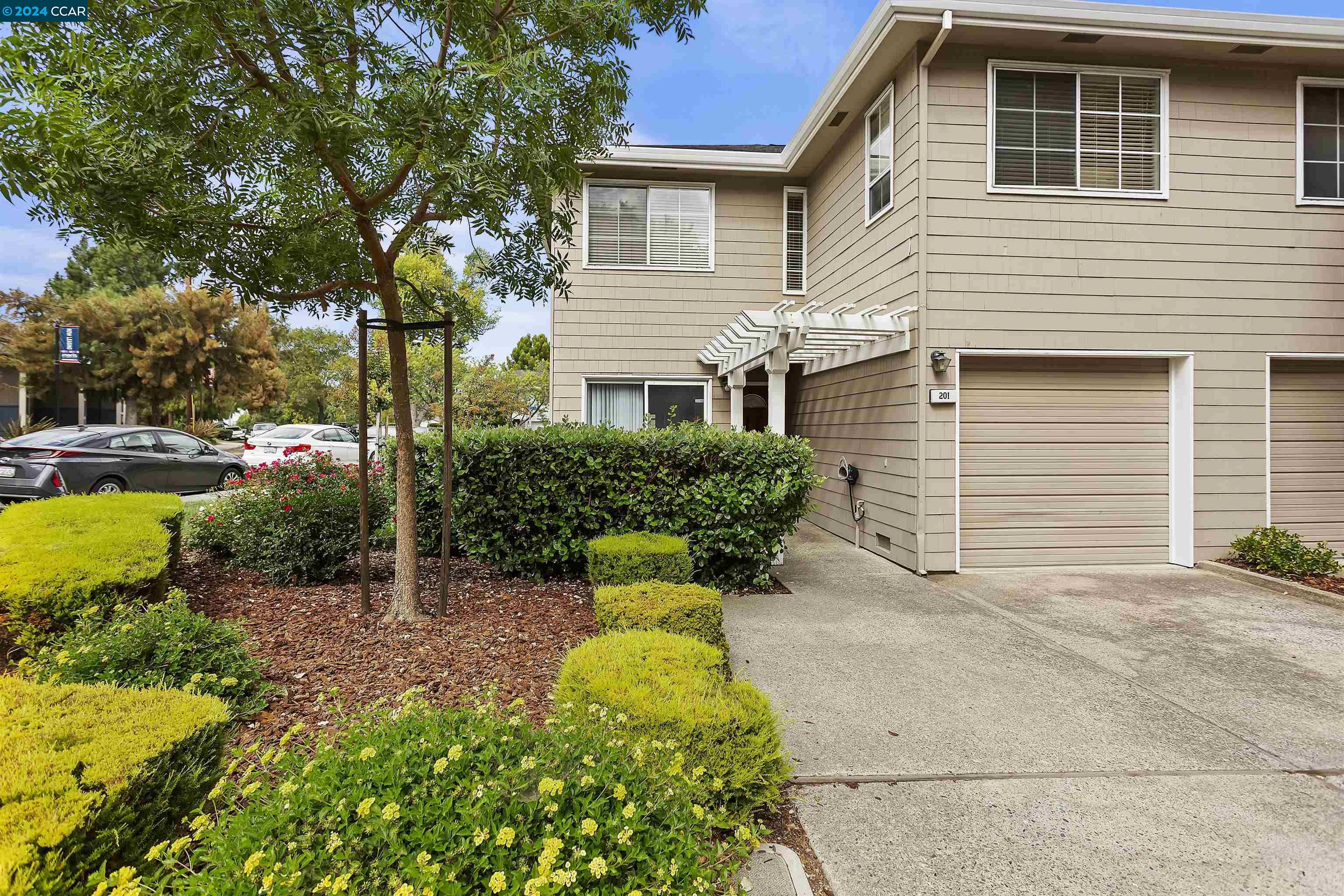 More Details about MLS # 41073878 : 201 HIDDEN CREEK CT