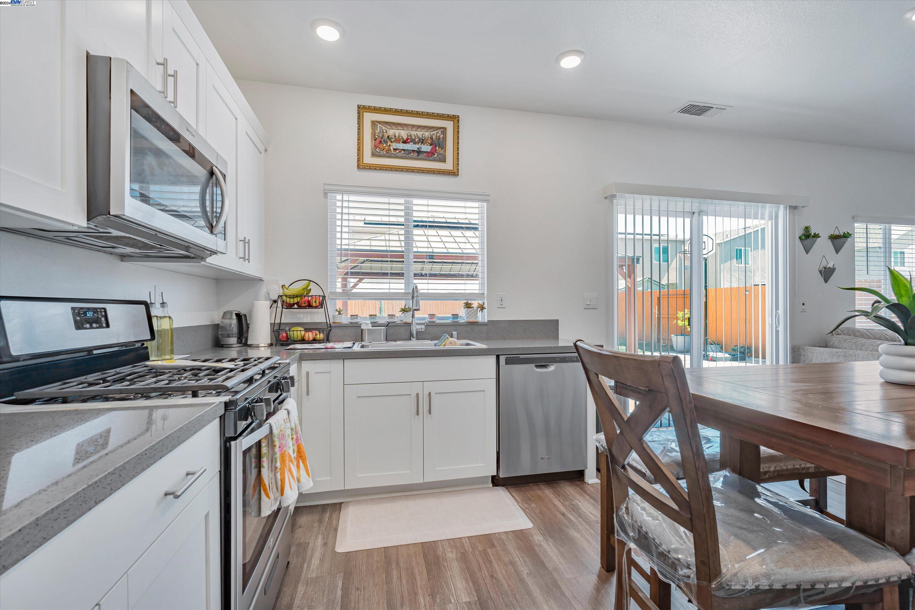 Detail Gallery Image 10 of 34 For 1474 Santini Ave, Manteca,  CA 95336 - 3 Beds | 2/1 Baths