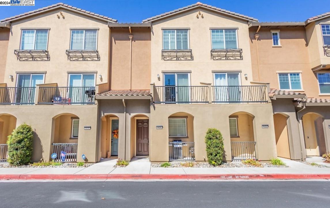 Detail Gallery Image 1 of 1 For 620 Almaden Walk Loop, San Jose,  CA 95125 - 3 Beds | 3 Baths