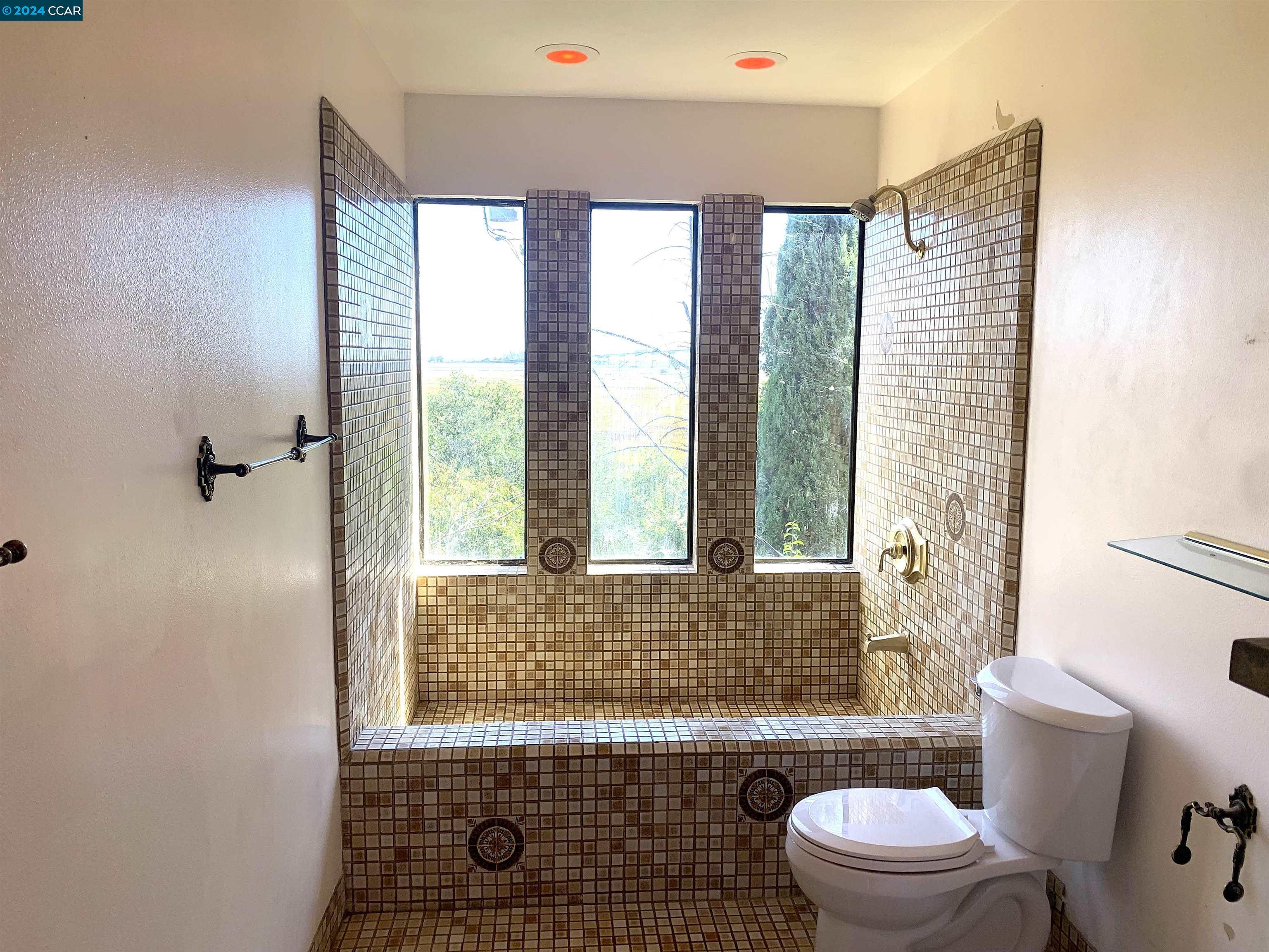 Detail Gallery Image 24 of 30 For 29 Anton Way, Novato,  CA 94945 - 5 Beds | 4 Baths