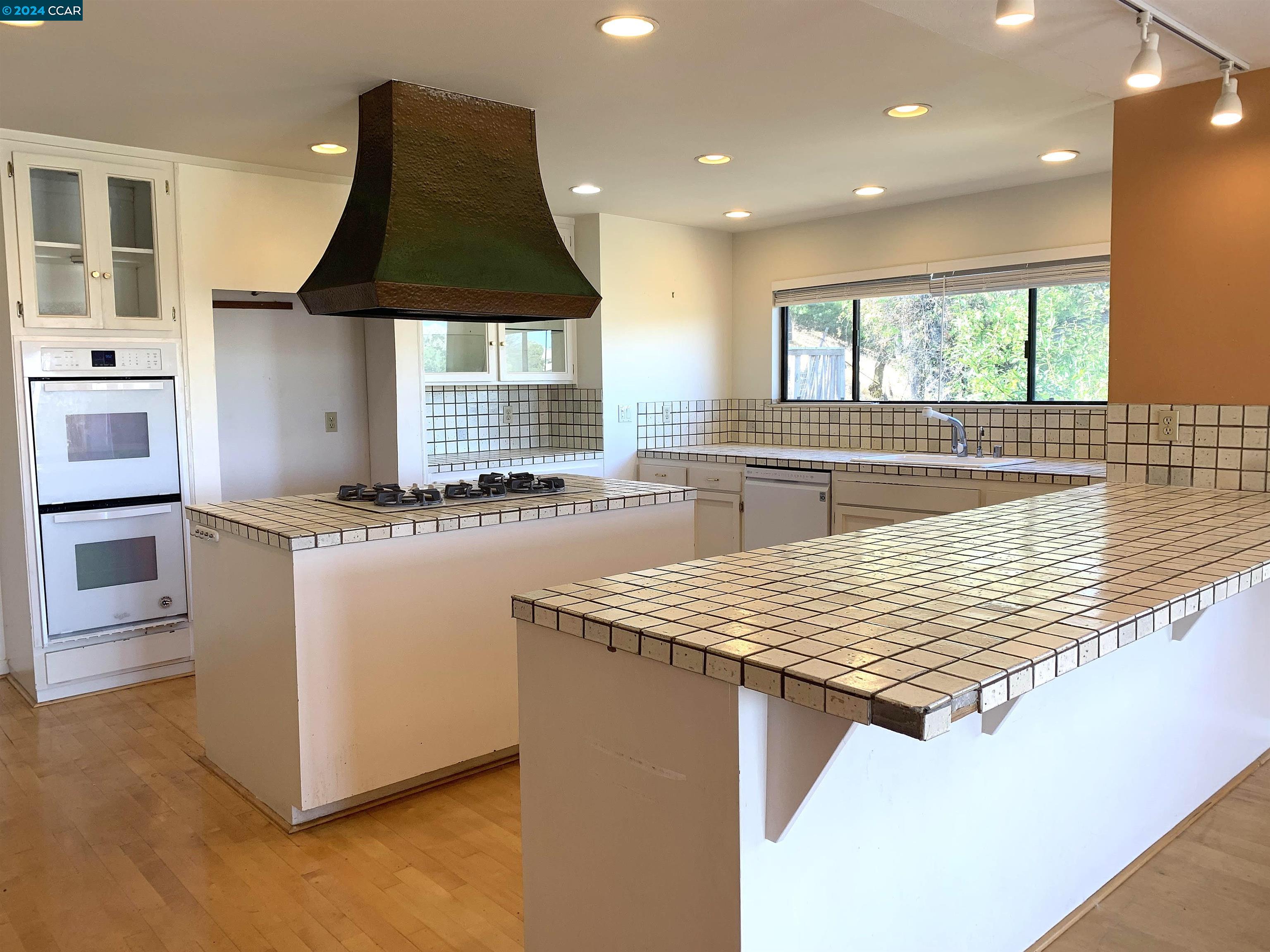 Detail Gallery Image 6 of 30 For 29 Anton Way, Novato,  CA 94945 - 5 Beds | 4 Baths