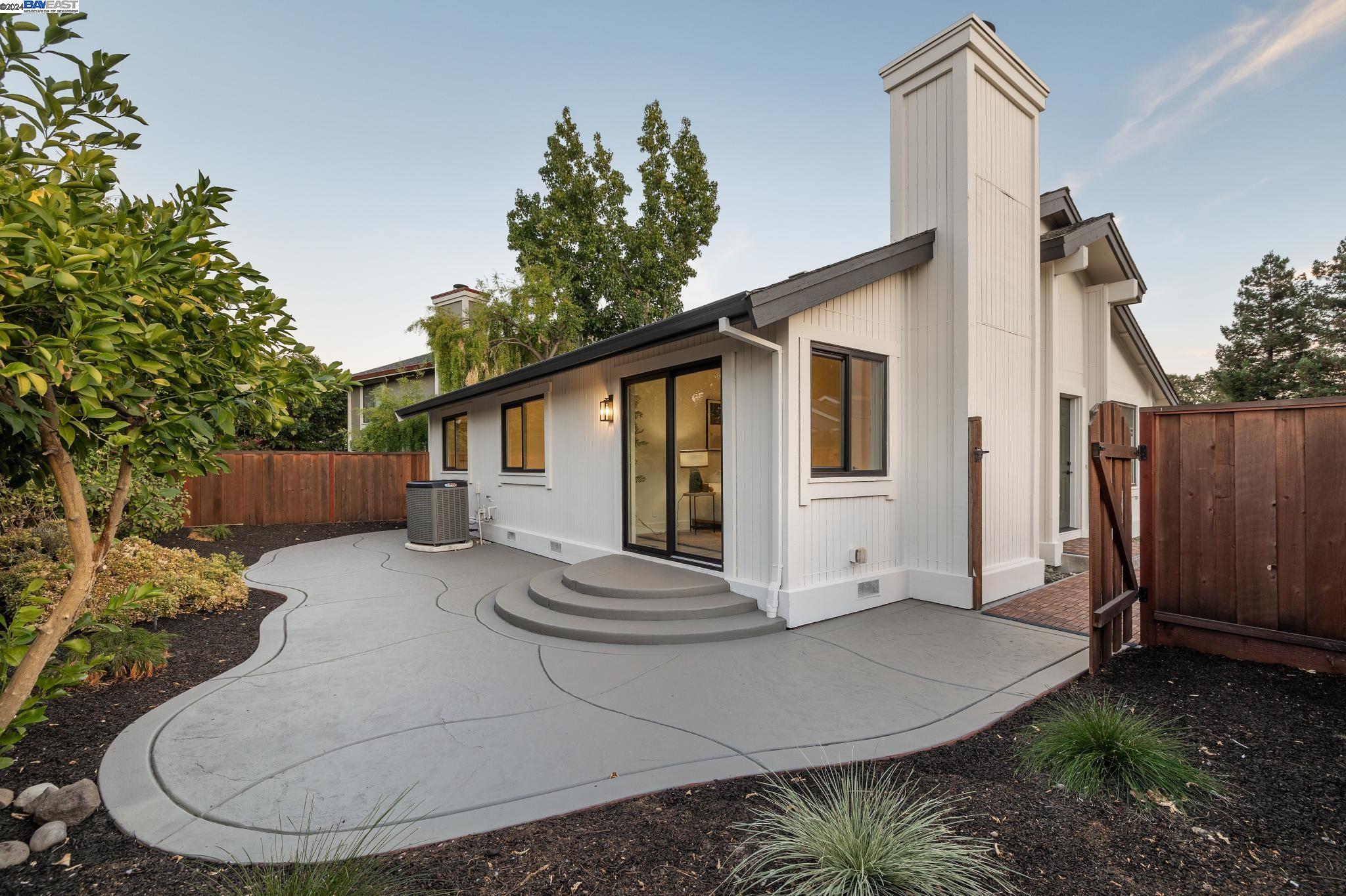 Detail Gallery Image 3 of 35 For 172 Western Hills Drive, Pleasant Hill,  CA 94523 - 2 Beds | 2 Baths