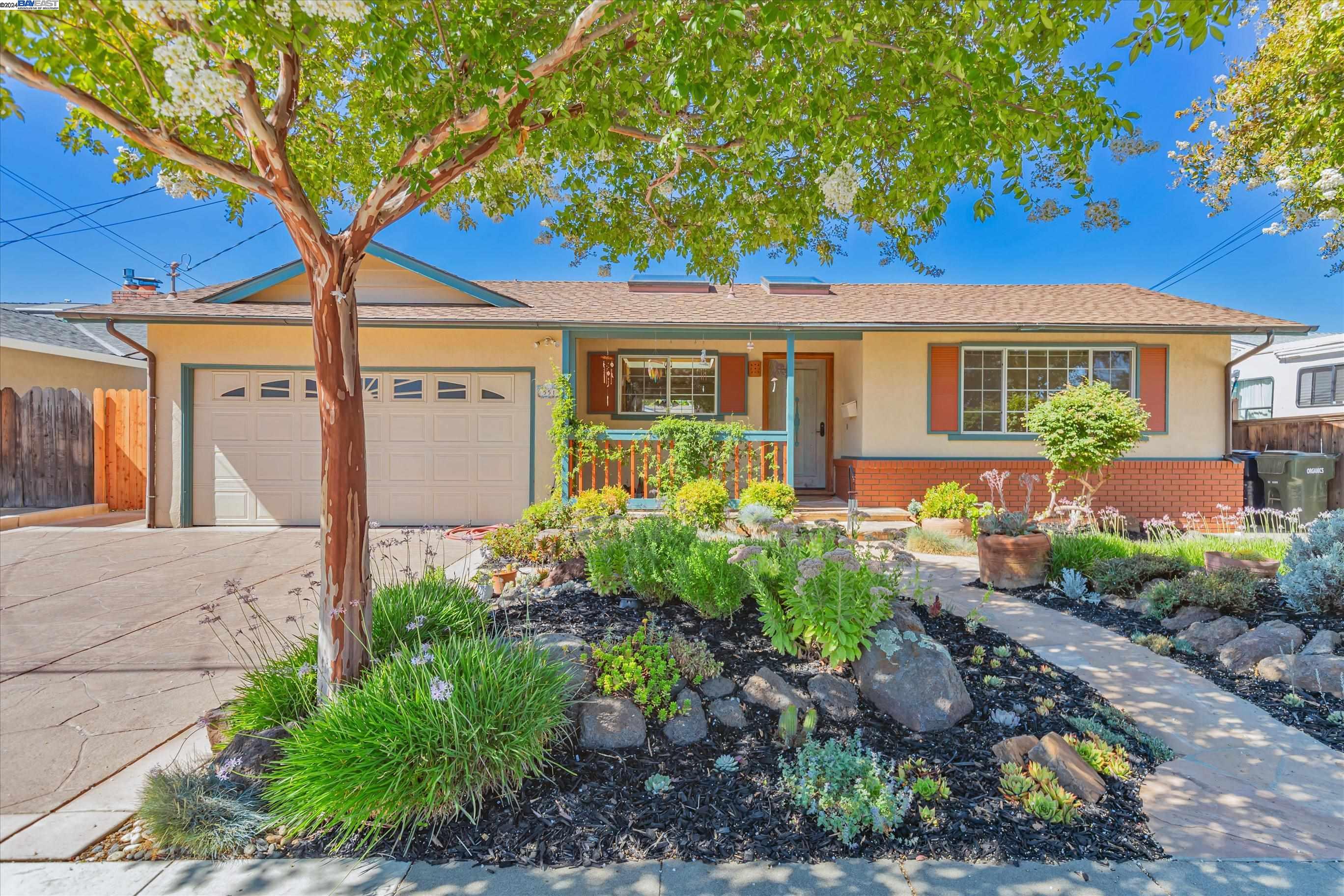 Detail Gallery Image 1 of 1 For 551 Caliente, Livermore,  CA 94550 - 3 Beds | 2 Baths
