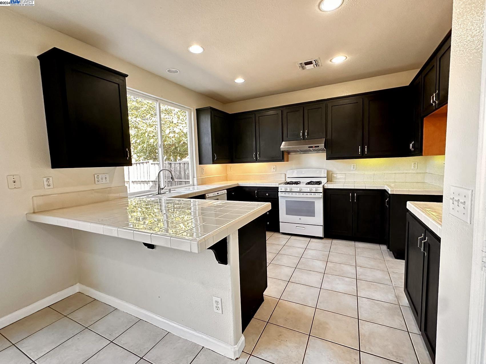 Detail Gallery Image 9 of 32 For 821 Tulare Dr, Tracy,  CA 95304 - 5 Beds | 2/1 Baths