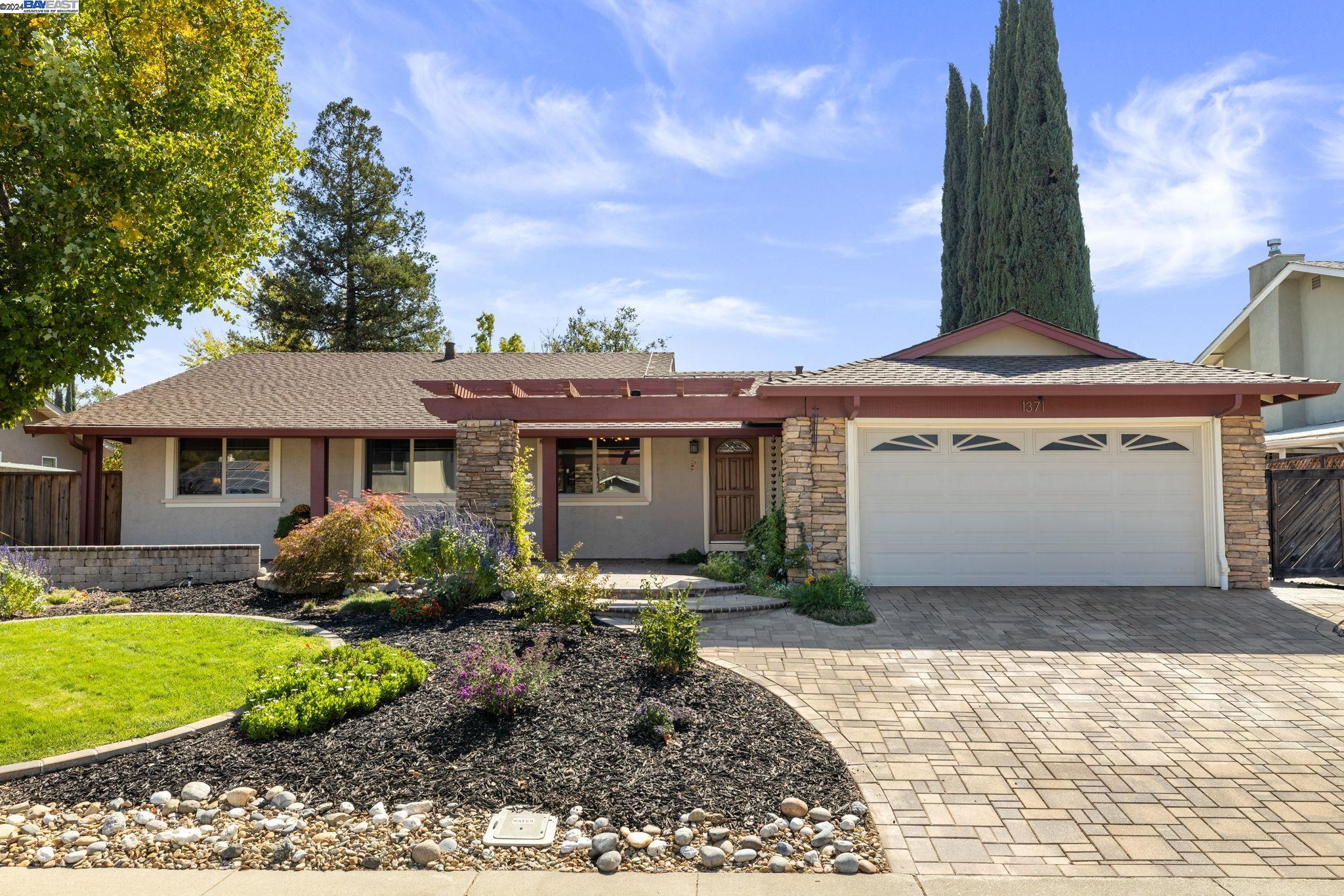 Detail Gallery Image 1 of 1 For 1371 Windsor Way, Livermore,  CA 94550 - 3 Beds | 2 Baths