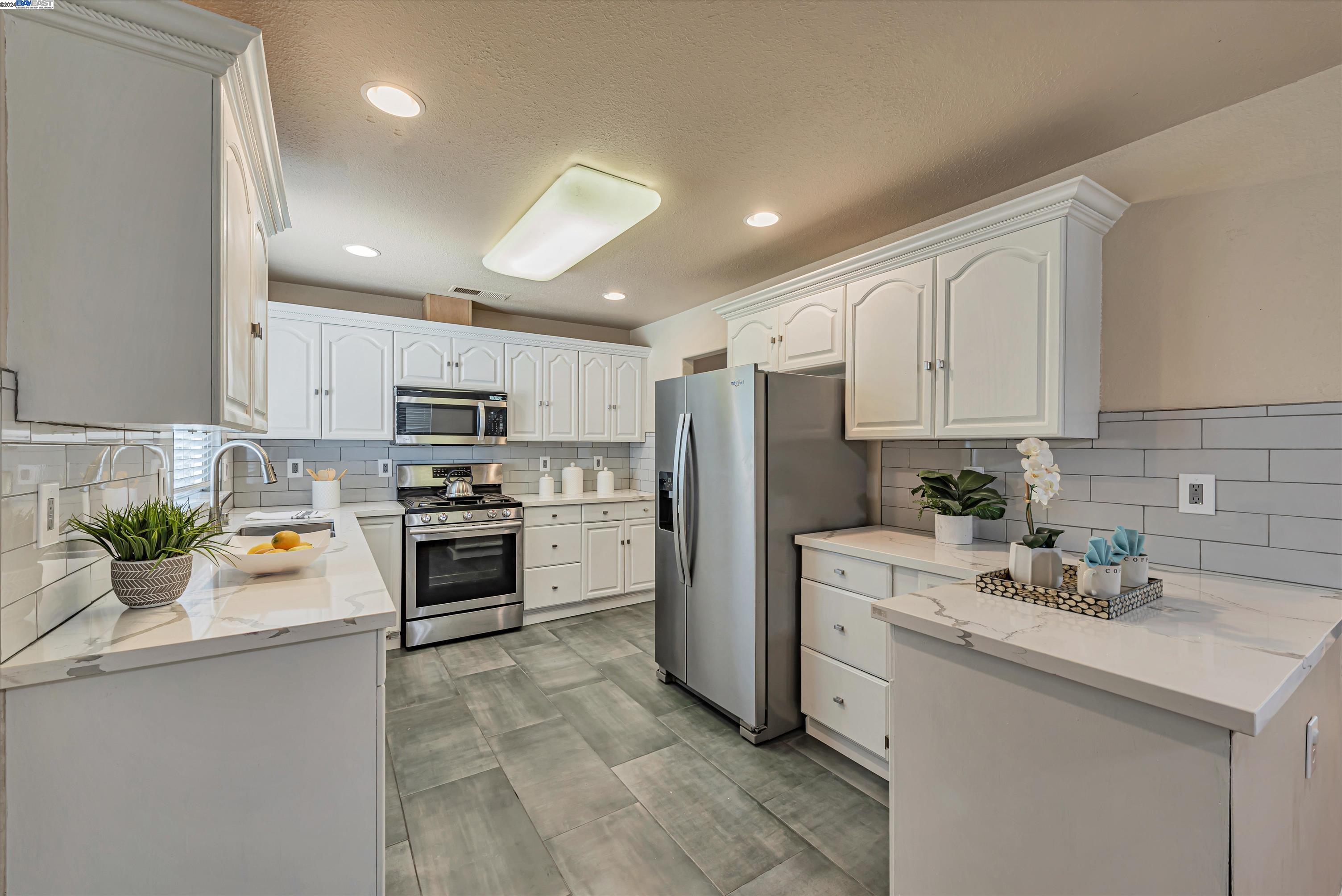 Detail Gallery Image 9 of 43 For 3380 Joanne Ave, San Jose,  CA 95127 - 3 Beds | 2 Baths