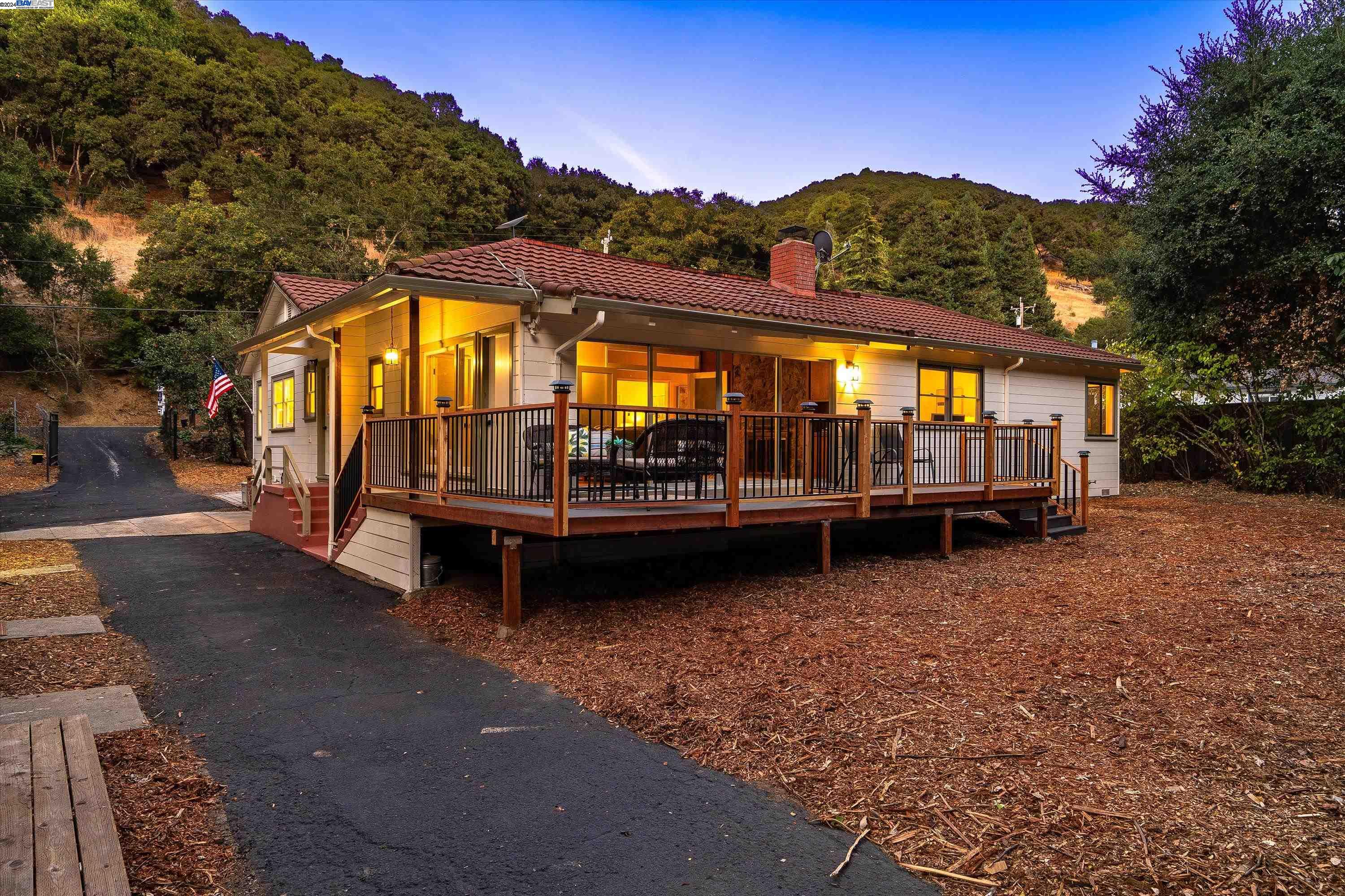Detail Gallery Image 3 of 60 For 30063 Palomares Rd, Castro Valley,  CA 94552 - 5 Beds | 4 Baths