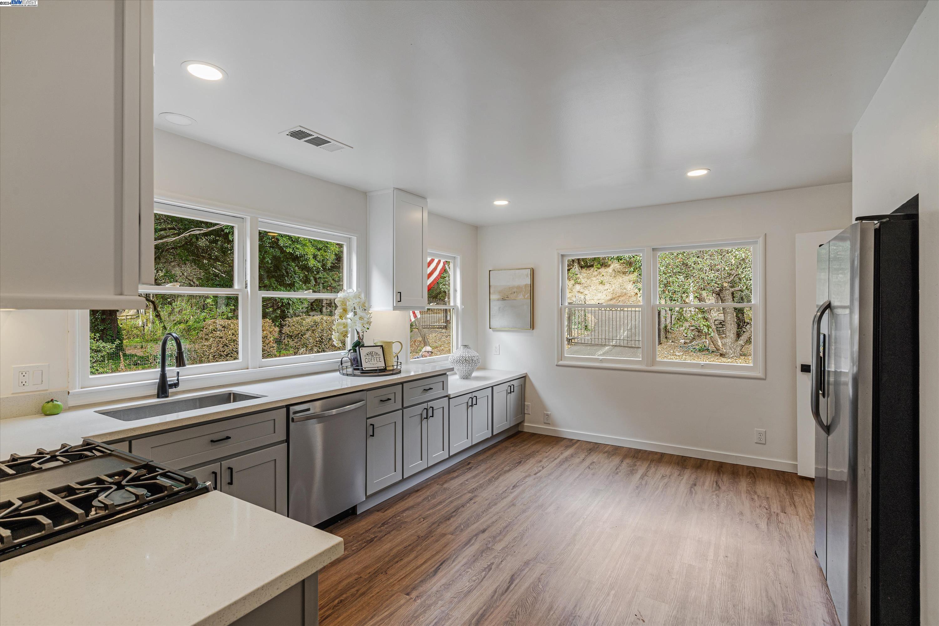 Detail Gallery Image 8 of 60 For 30063 Palomares Rd, Castro Valley,  CA 94552 - 5 Beds | 4 Baths
