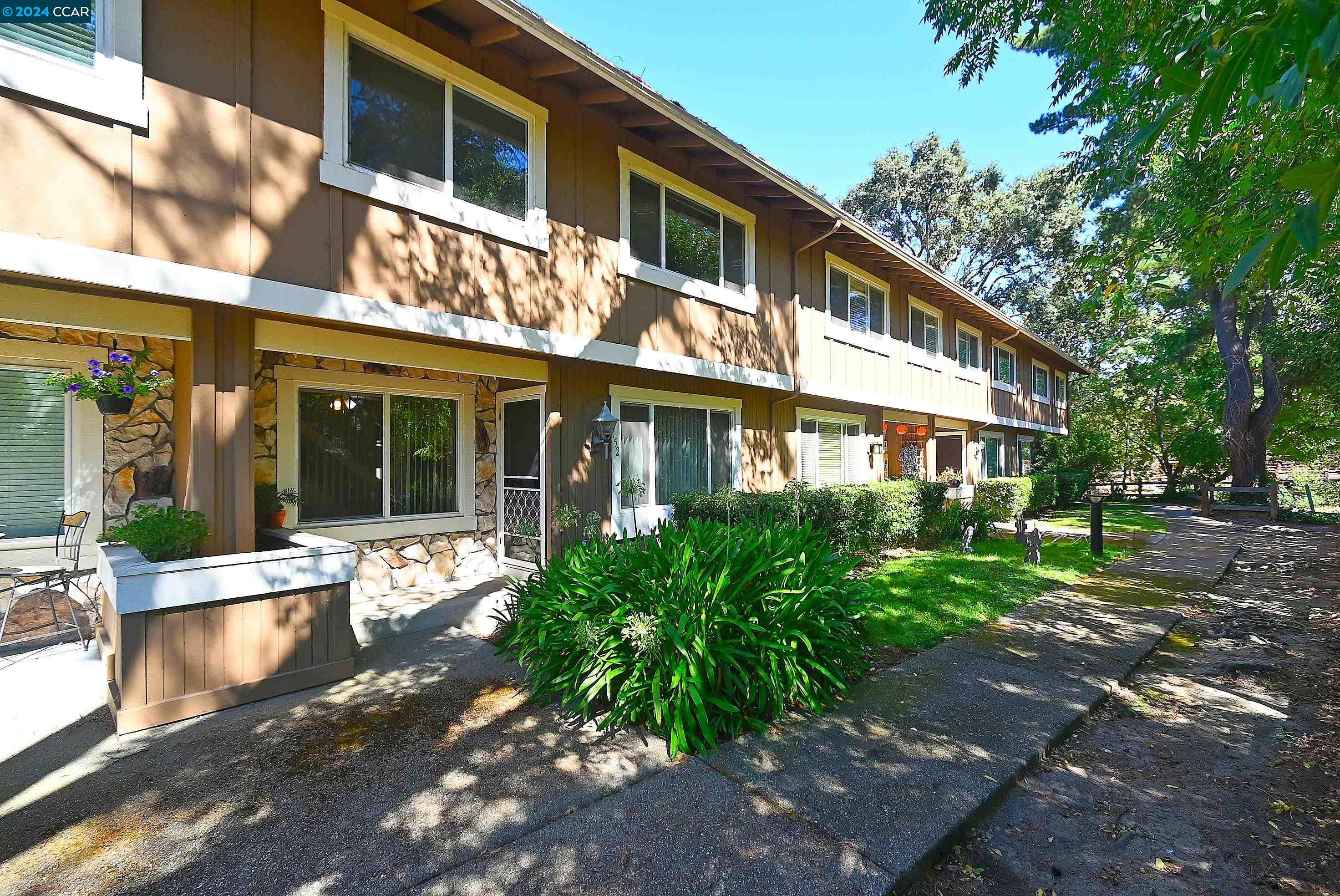 More Details about MLS # 41074957 : 152 LAWNVIEW CIR