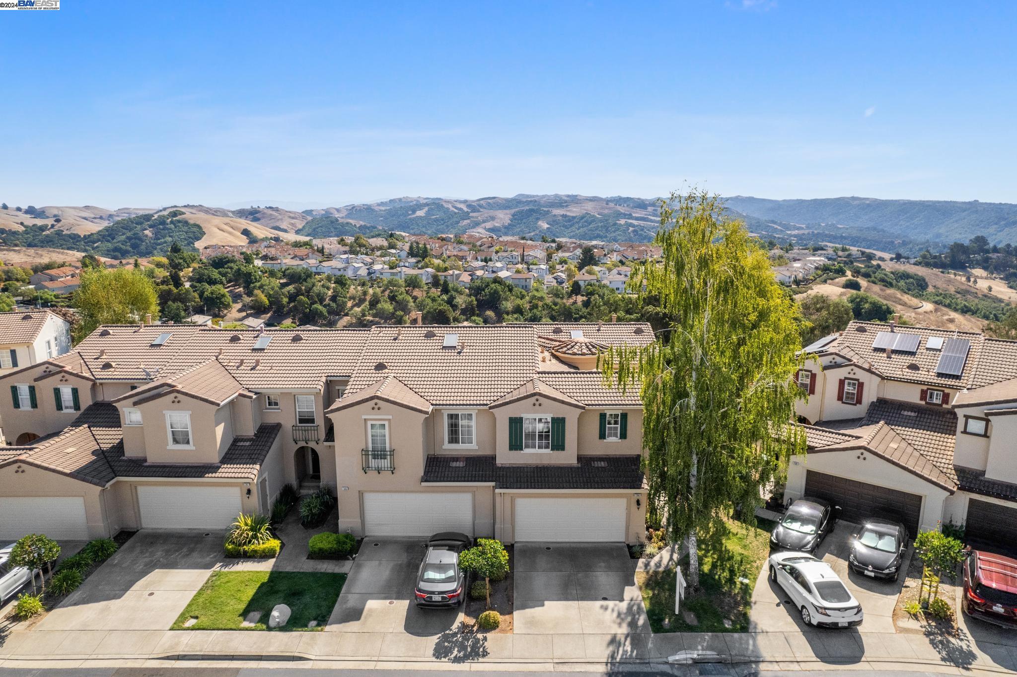 Detail Gallery Image 2 of 47 For 7303 Longmont Loop, Castro Valley,  CA 94552 - 4 Beds | 2/1 Baths