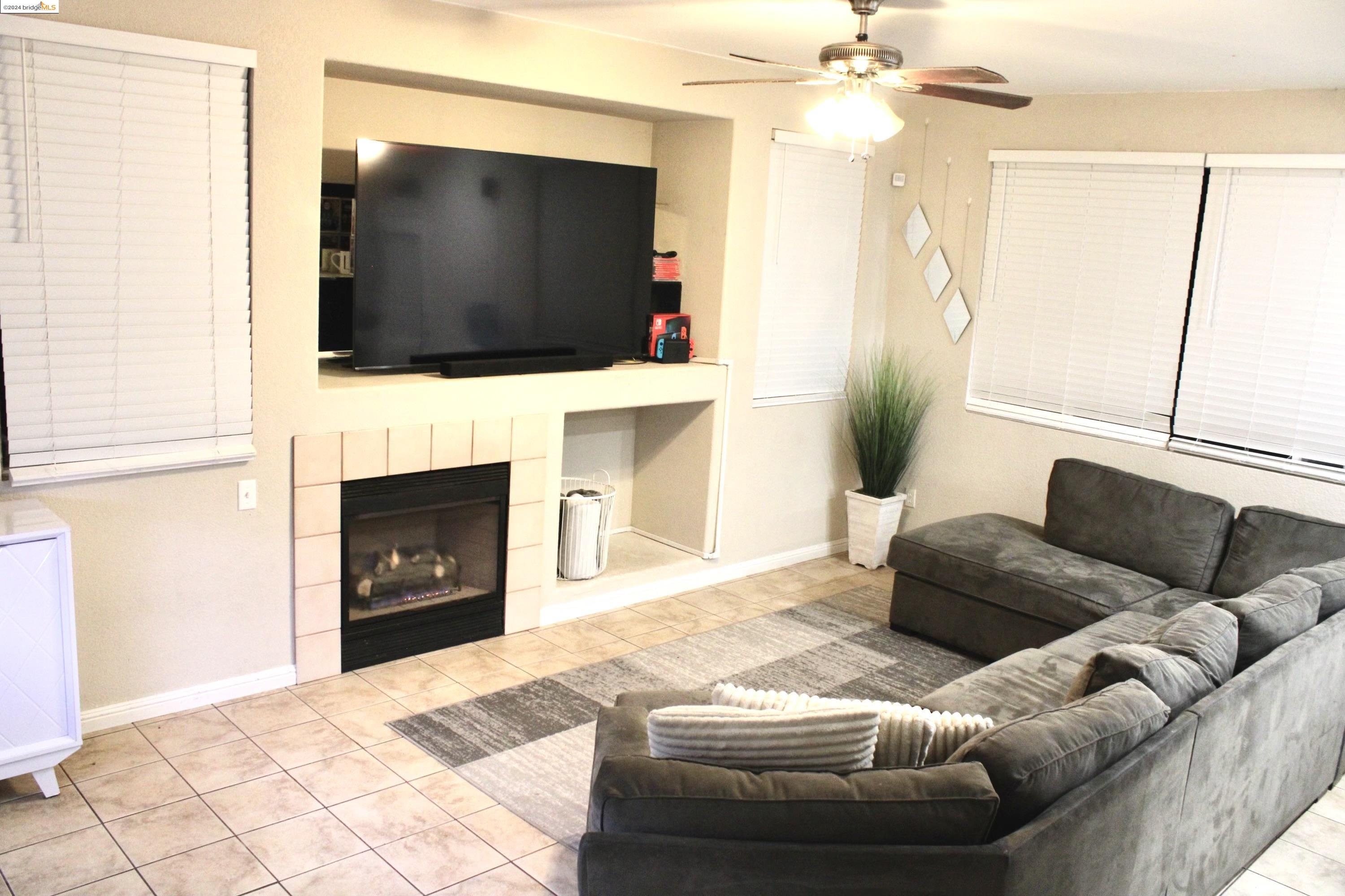 Detail Gallery Image 2 of 12 For 666 Rubier Way, Rio Vista,  CA 94571 - 4 Beds | 2/1 Baths