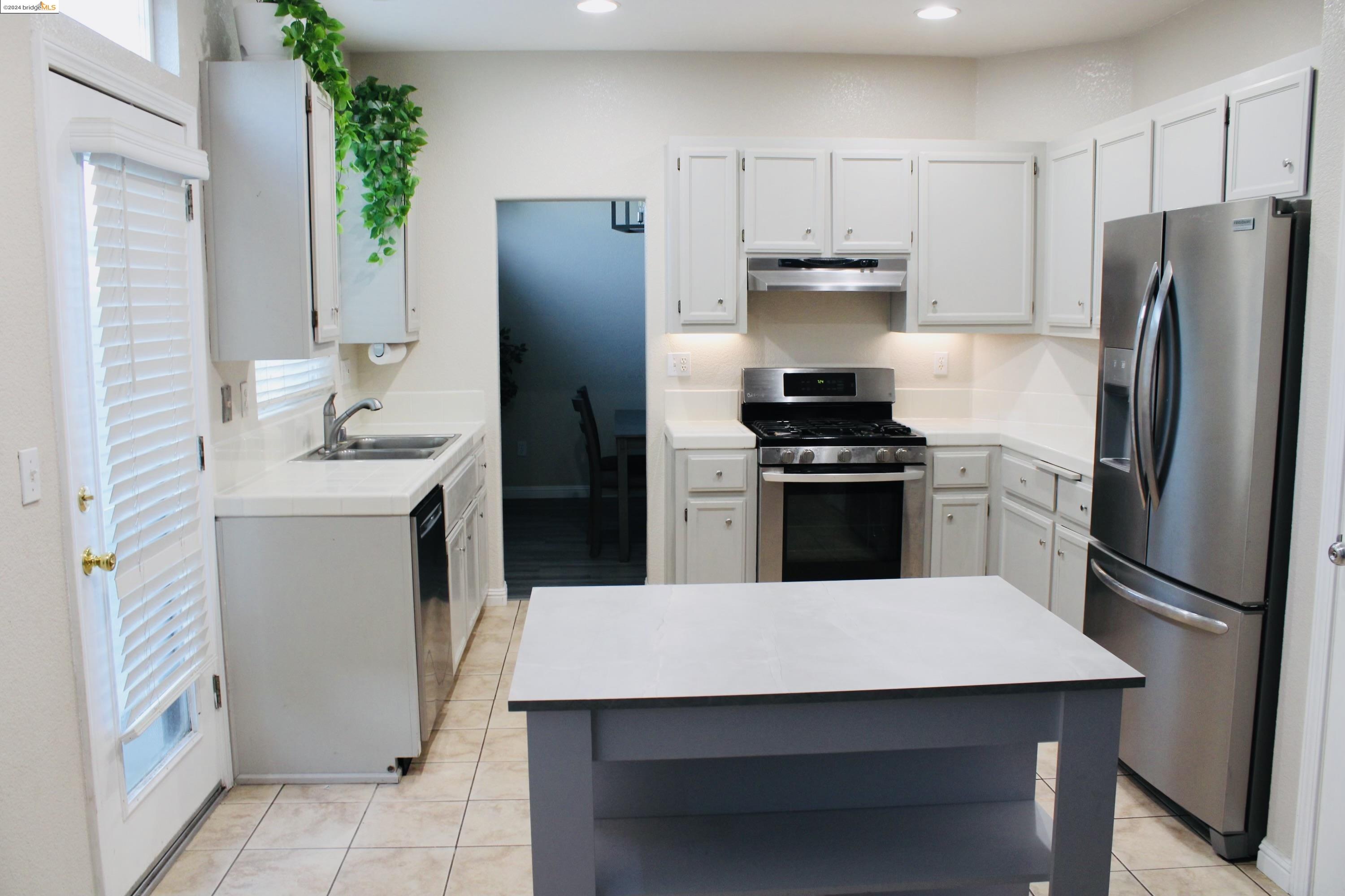 Detail Gallery Image 5 of 12 For 666 Rubier Way, Rio Vista,  CA 94571 - 4 Beds | 2/1 Baths