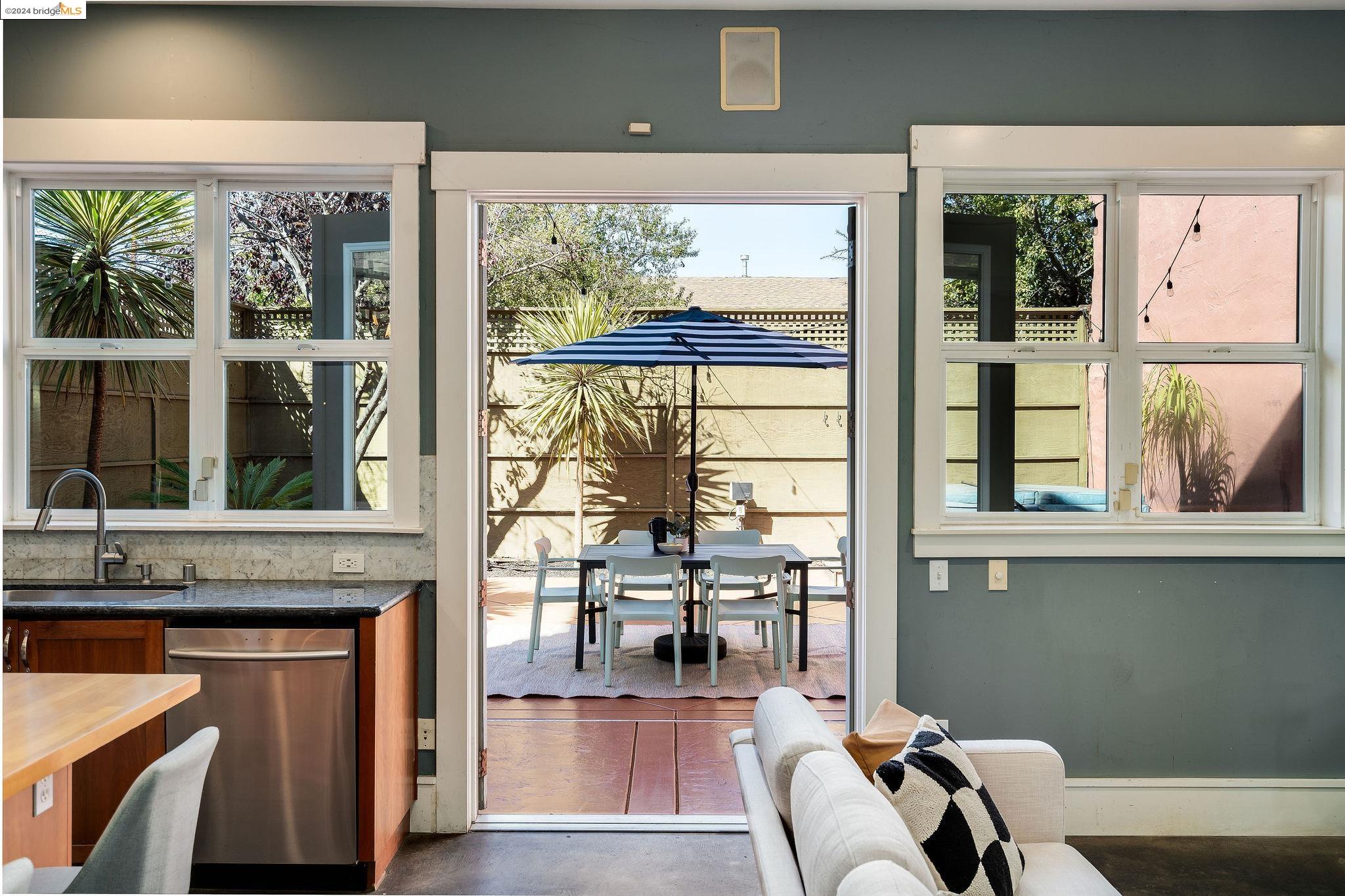 Detail Gallery Image 11 of 35 For 1526 32nd St, Oakland,  CA 94608 - 3 Beds | 2/1 Baths