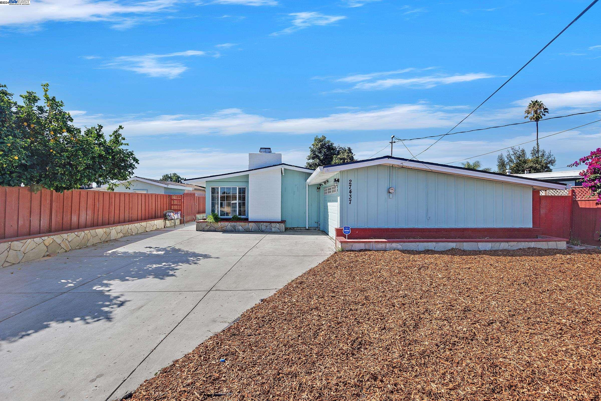 Detail Gallery Image 2 of 34 For 27437 Lyford Street, Hayward,  CA 94544 - 4 Beds | 3 Baths