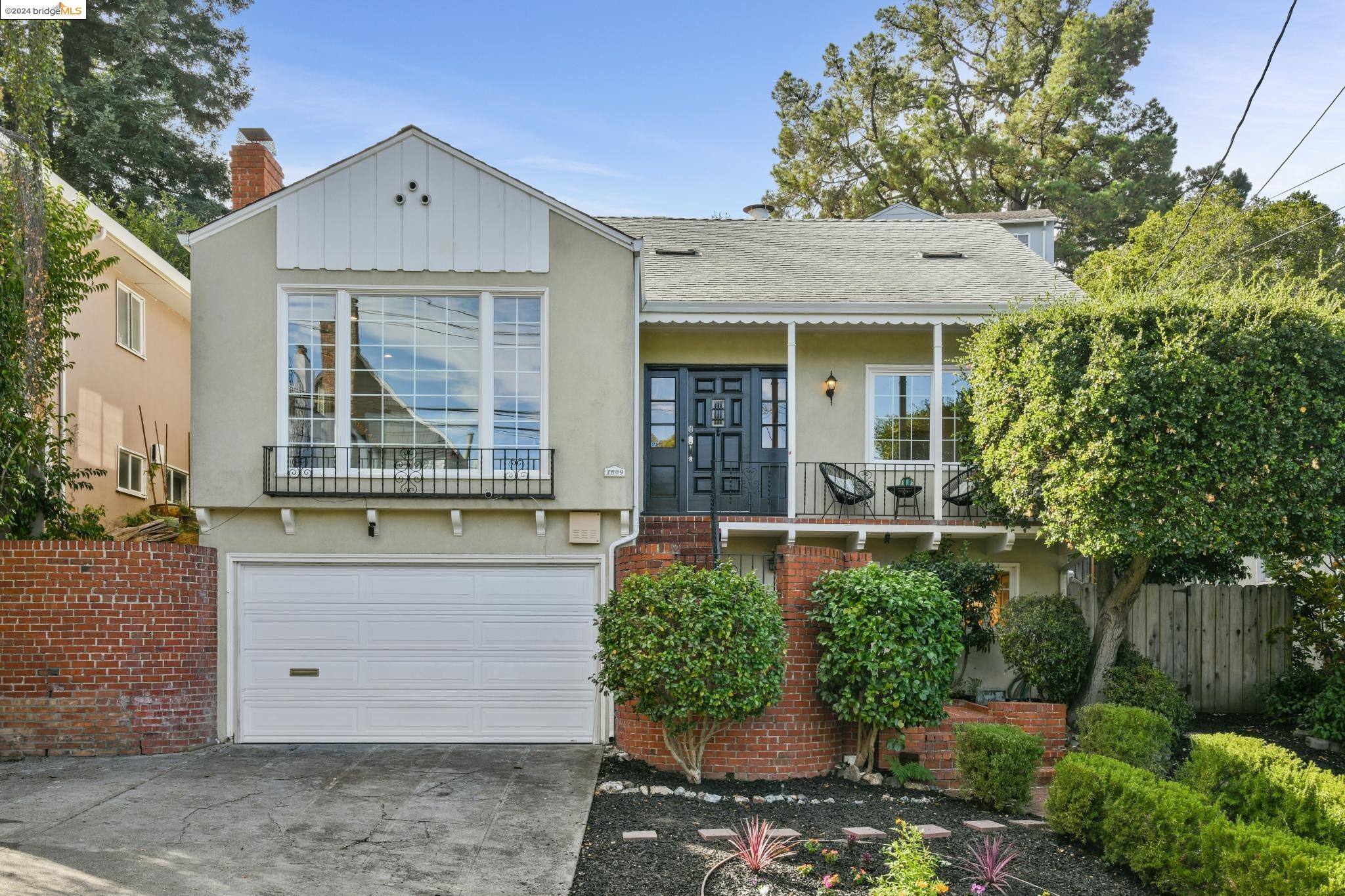 Detail Gallery Image 3 of 60 For 1809 Carter St, Oakland,  CA 94602 - 4 Beds | 2/1 Baths