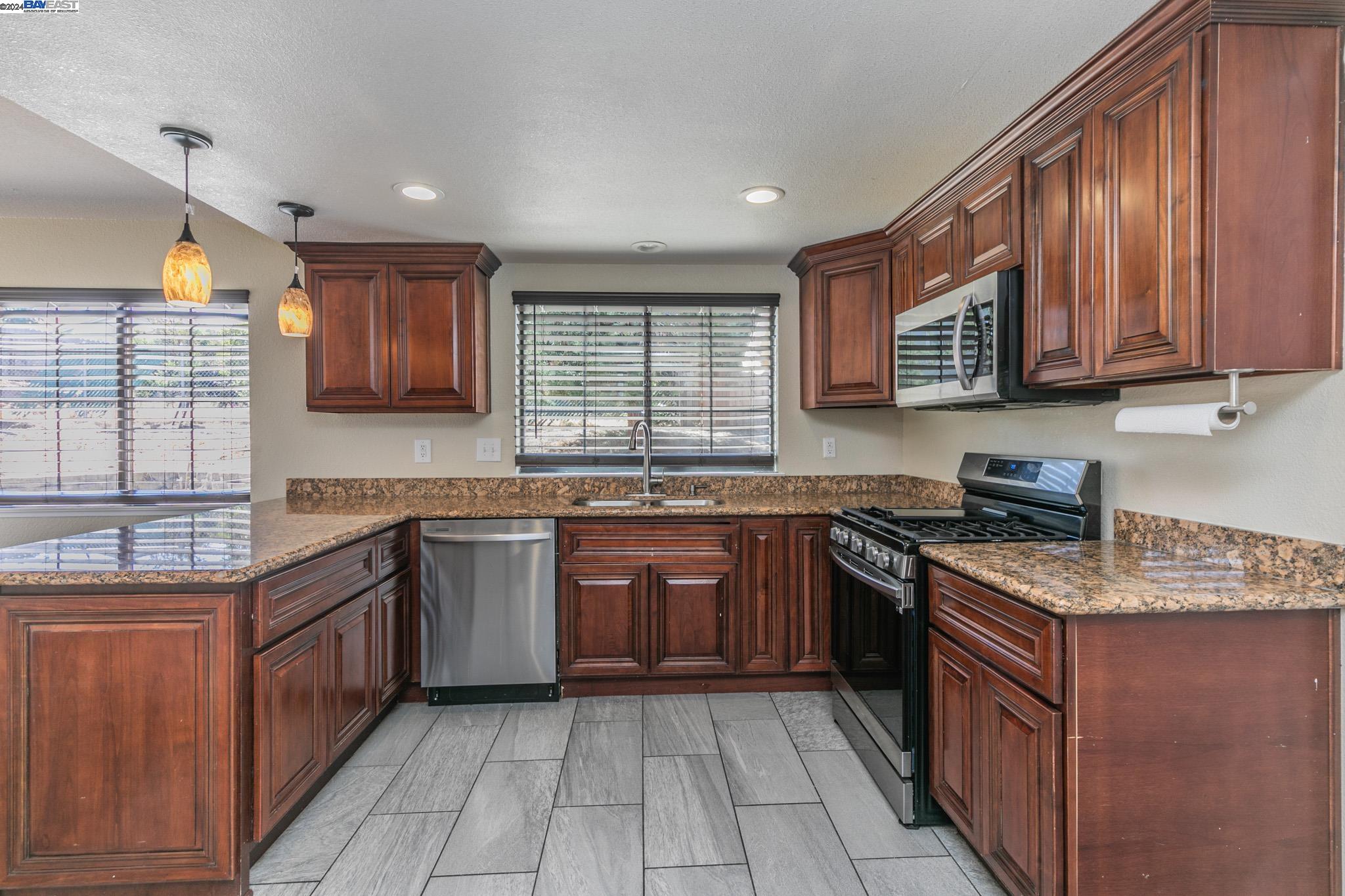 Detail Gallery Image 11 of 24 For 4297 Goldenhill Dr, Pittsburg,  CA 94565 - 3 Beds | 2 Baths