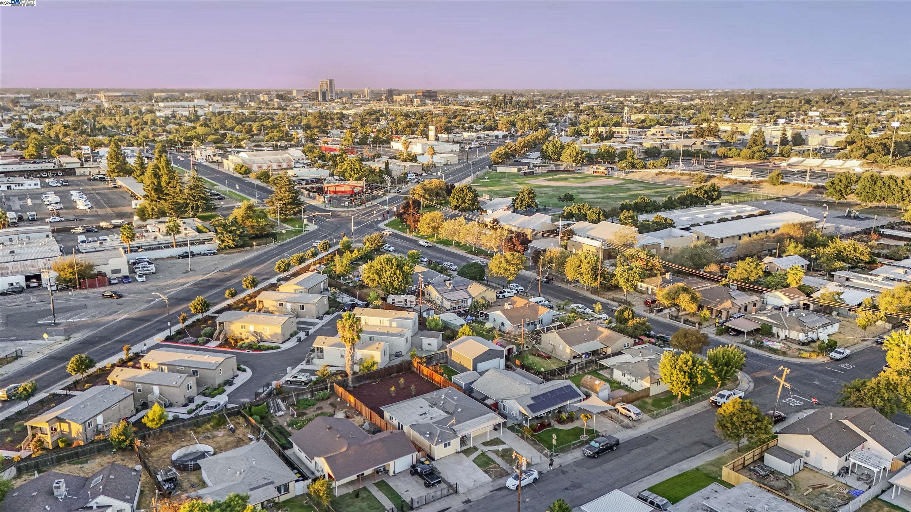 Detail Gallery Image 5 of 33 For 421 W 3rd St, Stockton,  CA 95206 - 4 Beds | 2 Baths