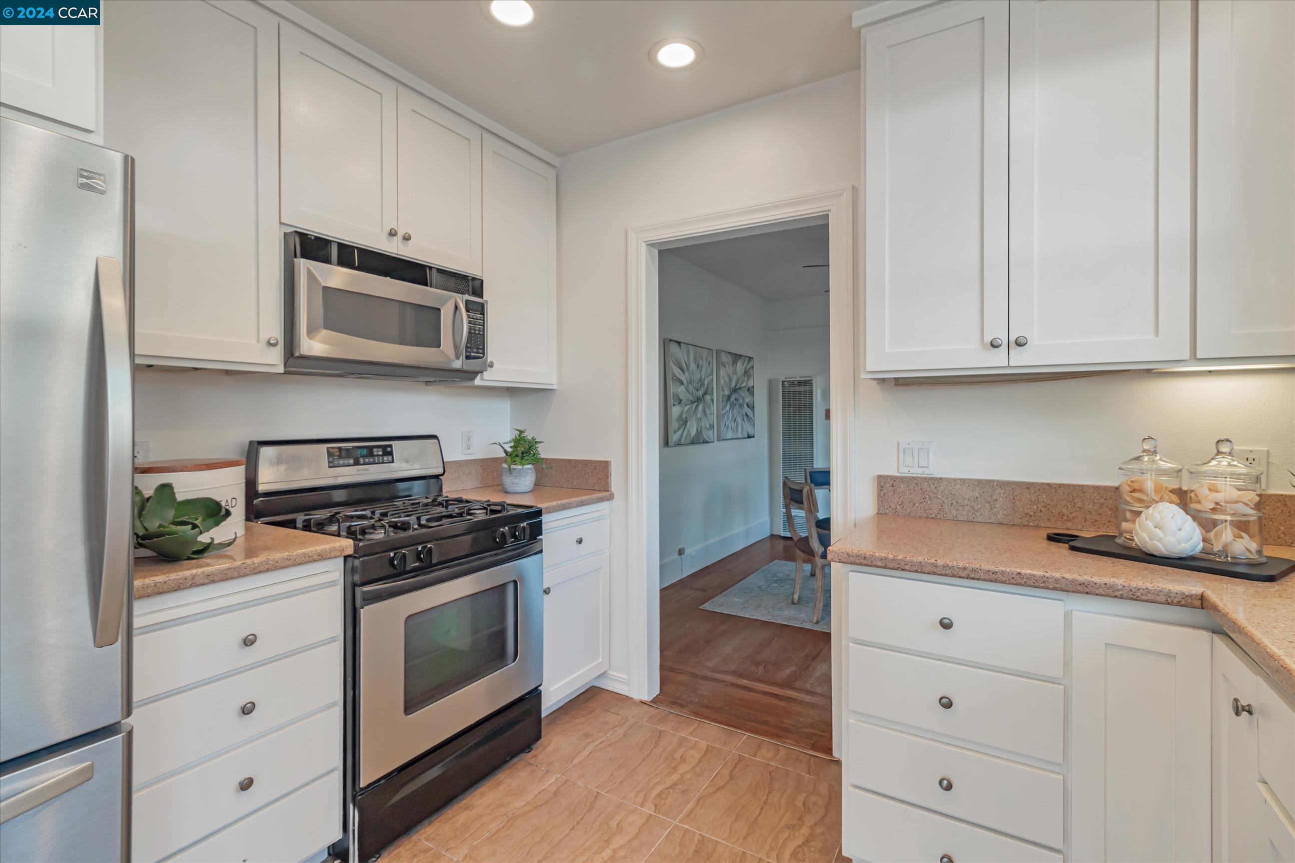 Detail Gallery Image 12 of 28 For 2115 Alhambra Ave, Martinez,  CA 94553 - 2 Beds | 1 Baths