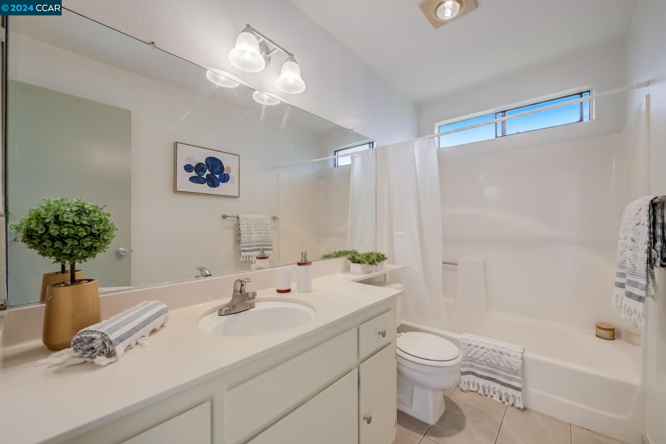 Detail Gallery Image 12 of 21 For 417 Evelyn Ave #206,  Albany,  CA 94706 - 2 Beds | 2 Baths