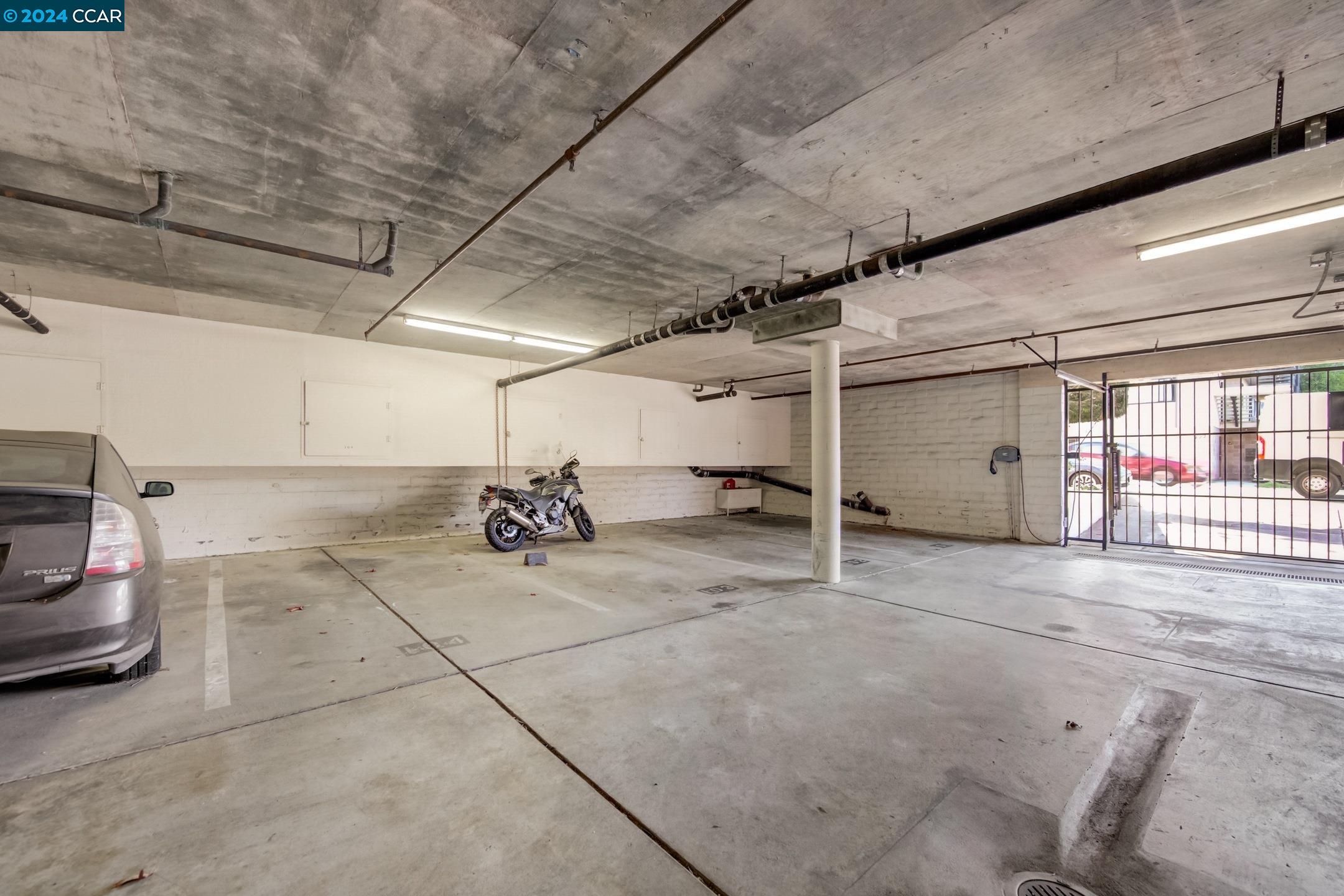 Detail Gallery Image 19 of 21 For 417 Evelyn Ave #206,  Albany,  CA 94706 - 2 Beds | 2 Baths