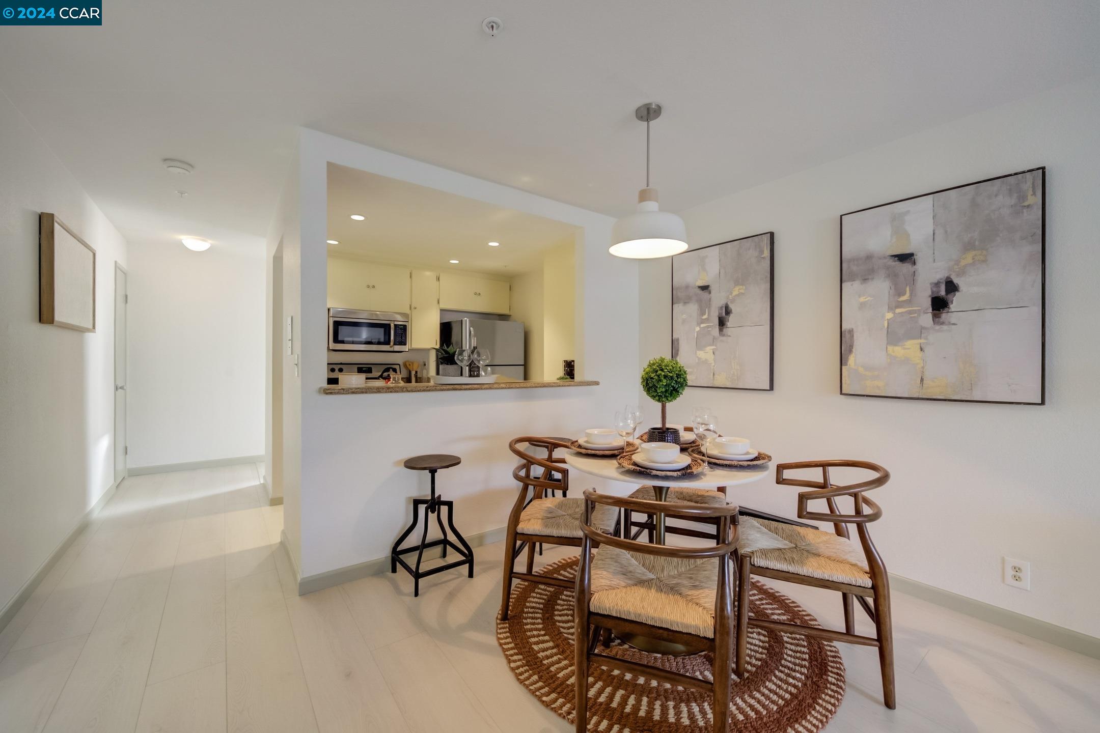 Detail Gallery Image 6 of 21 For 417 Evelyn Ave #206,  Albany,  CA 94706 - 2 Beds | 2 Baths
