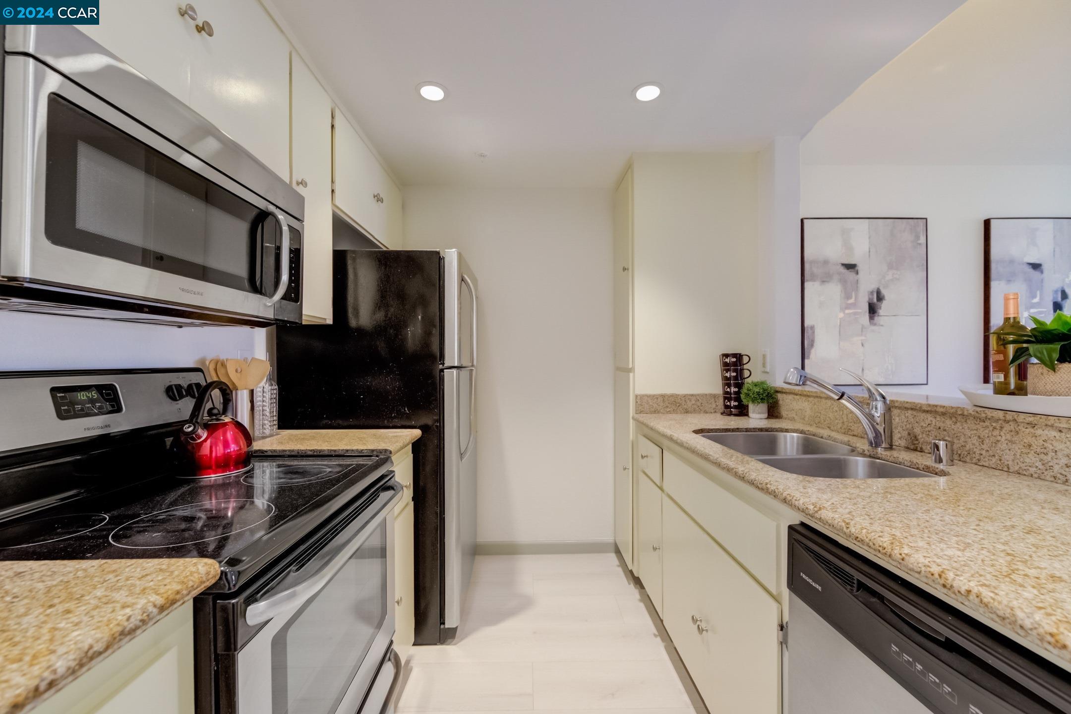 Detail Gallery Image 7 of 21 For 417 Evelyn Ave #206,  Albany,  CA 94706 - 2 Beds | 2 Baths